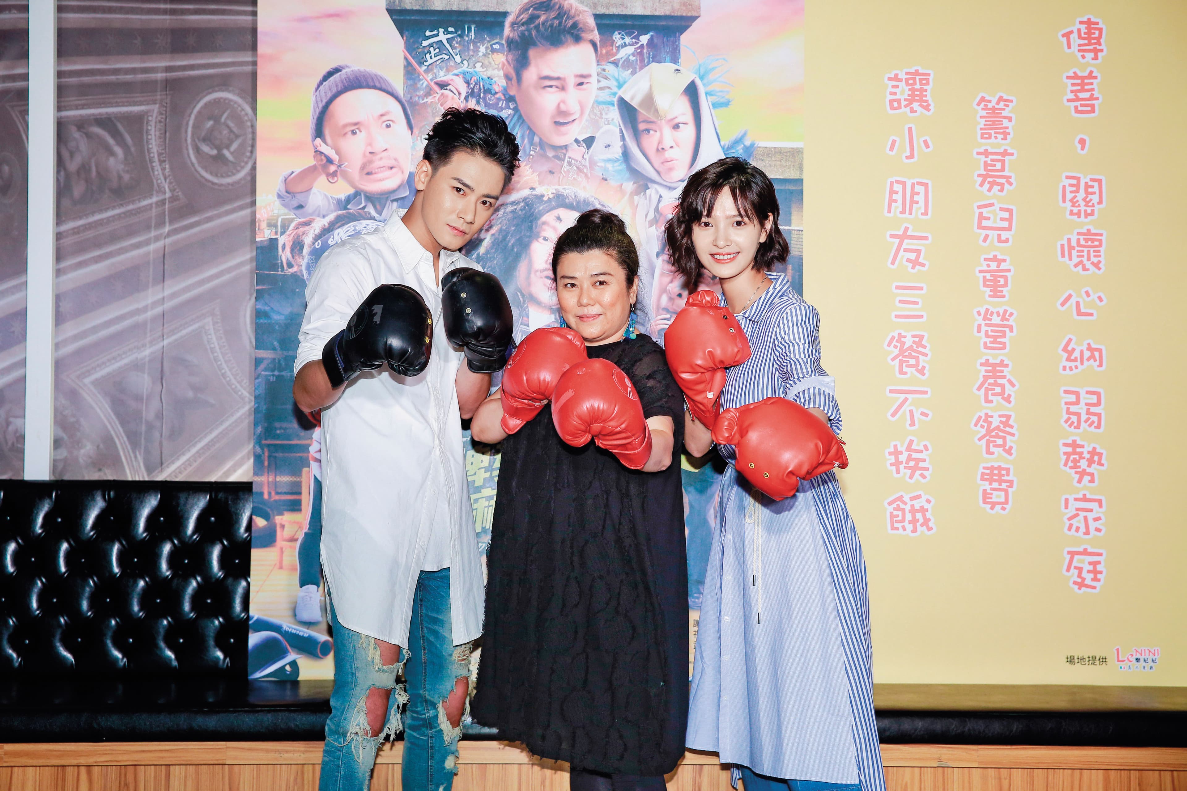認真的吳子霏(右)為了演好《王牌教師 麻辣出擊》的啦啦隊員一角,苦練最不擅長的舞蹈,受傷了也硬著頭皮上場,被導演要求休息。左為曾乙同,中為林美秀。