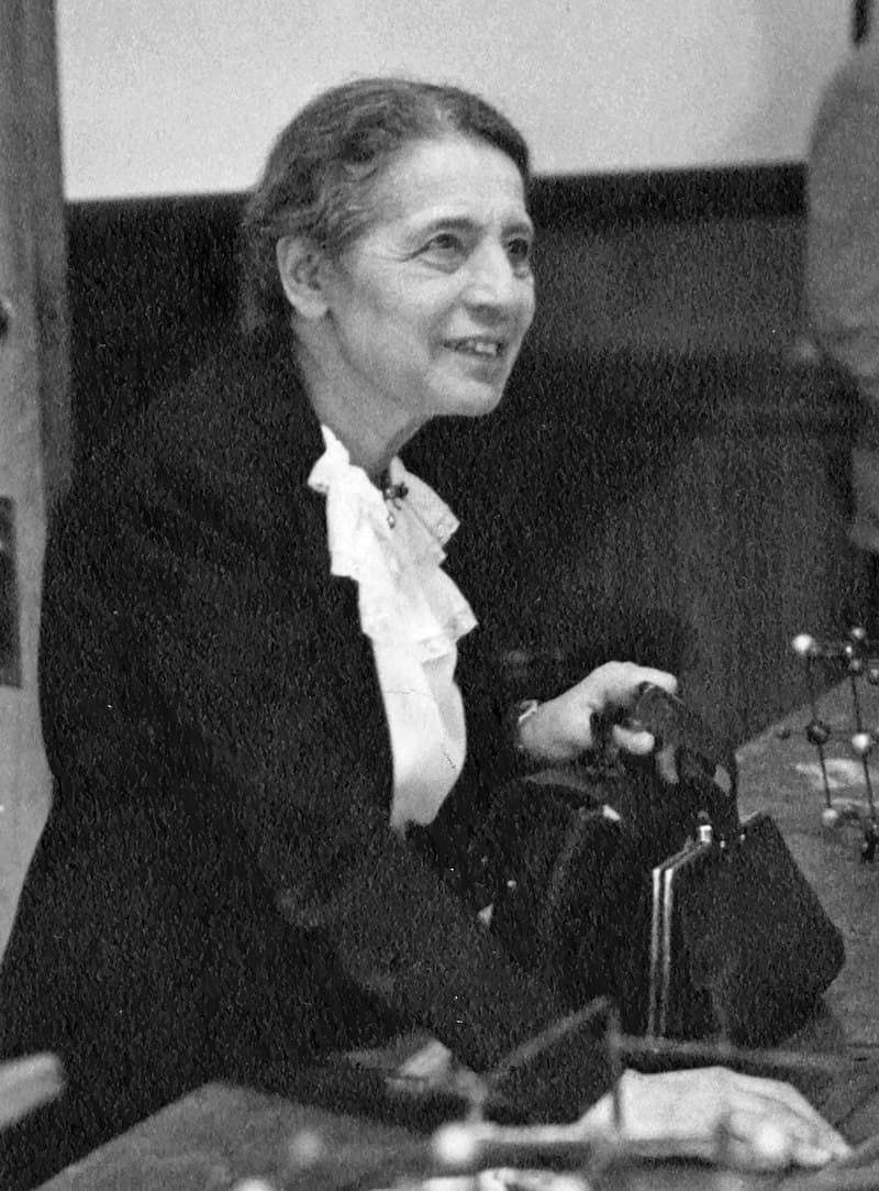邁特納(Lise Meitner,1878-1968),出生於奧匈帝國的維也納。她對於核分裂的理論解釋為後來的核武與核能發展奠定了基礎,曾三度獲諾貝爾物理獎提名,始終未曾獲獎。(網路截圖,wiki)