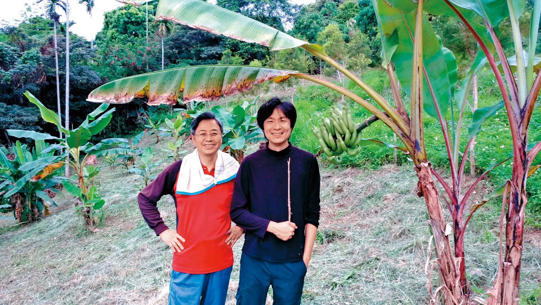 張善政(左)在花蓮當假日農夫多年,卸任後一度淡出政治,但近半年輔選行程滿檔,曝光度大增。(翻攝張善政臉書)