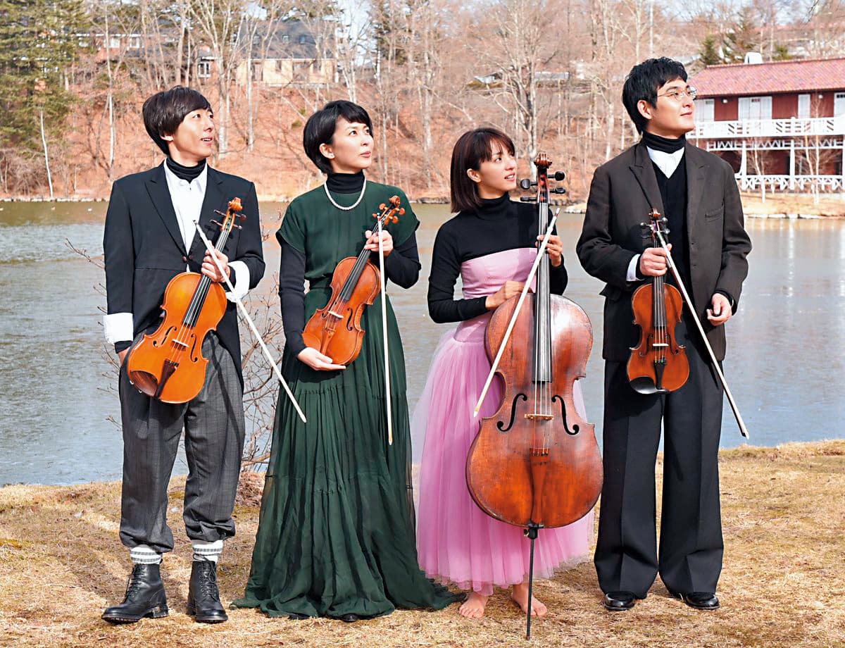 松田龍平(右一)為《四重奏》下真工夫學小提琴,他和主演群滿島光(右二起)、松隆子和高橋一生還組成限定團體「Doughnuts Hole」,演唱戲劇主題曲。