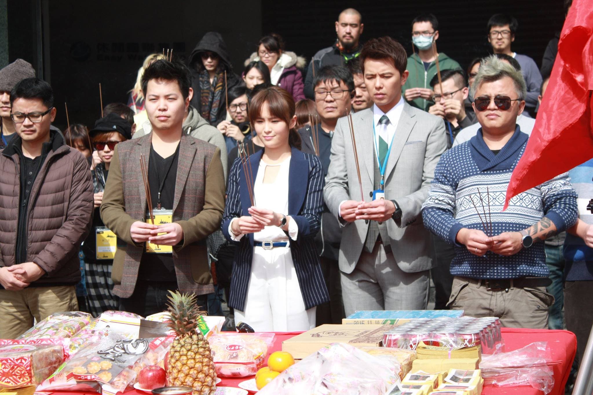 2015年1月謝辰陽(右1)執導《一屋二欺》在香港開鏡,當時與黃鴻升(右2)、蔡詩芸等人合作。(翻攝自一屋二欺粉專)