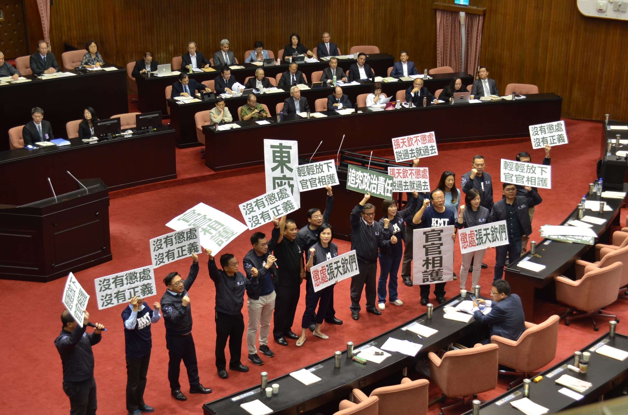 賴清德上台報告前，國民黨立委再次舉標語抗議。（國民黨團提供）