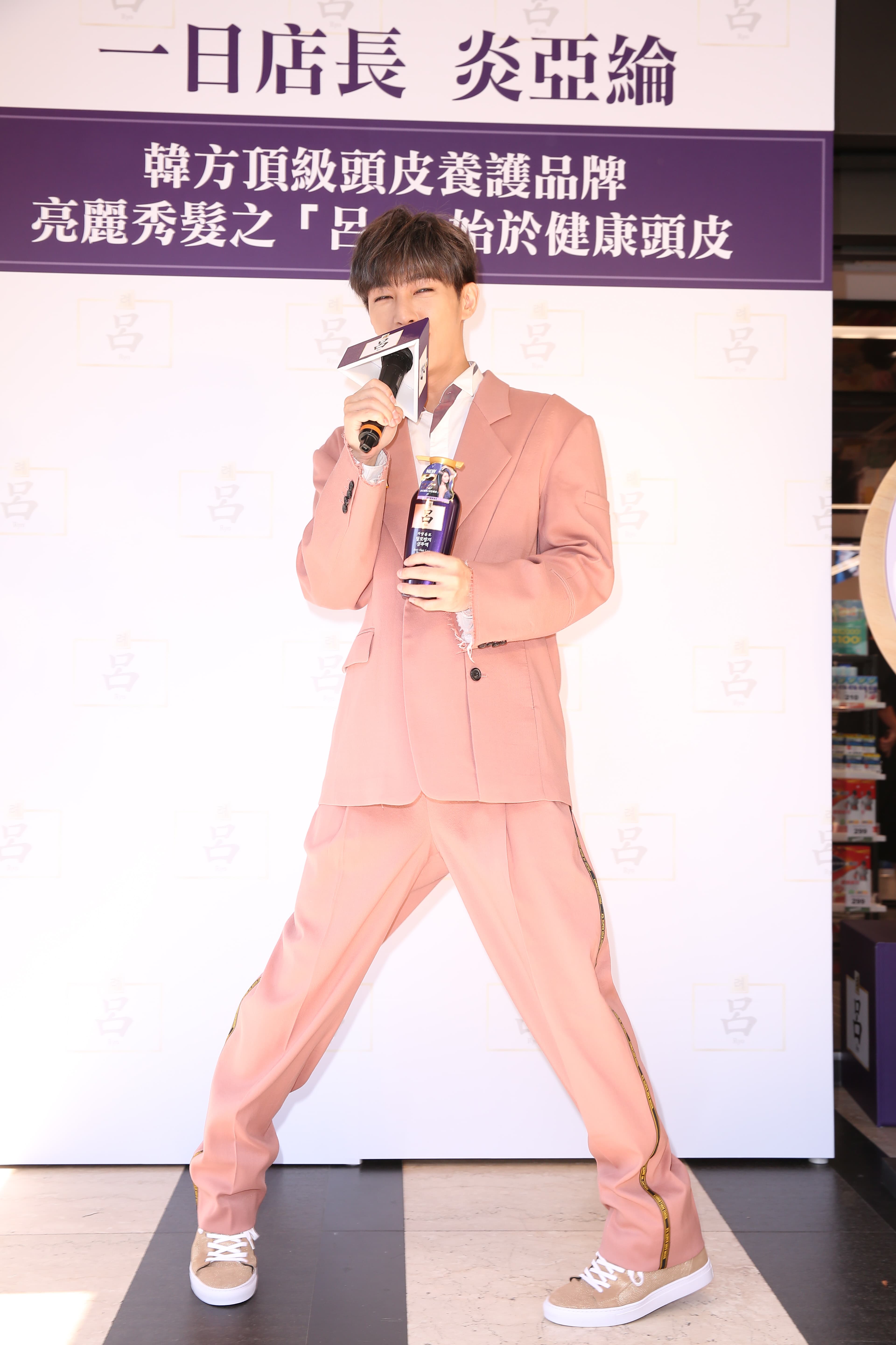 炎亞綸與粉絲互動熱絡,被指是撩妹高手。