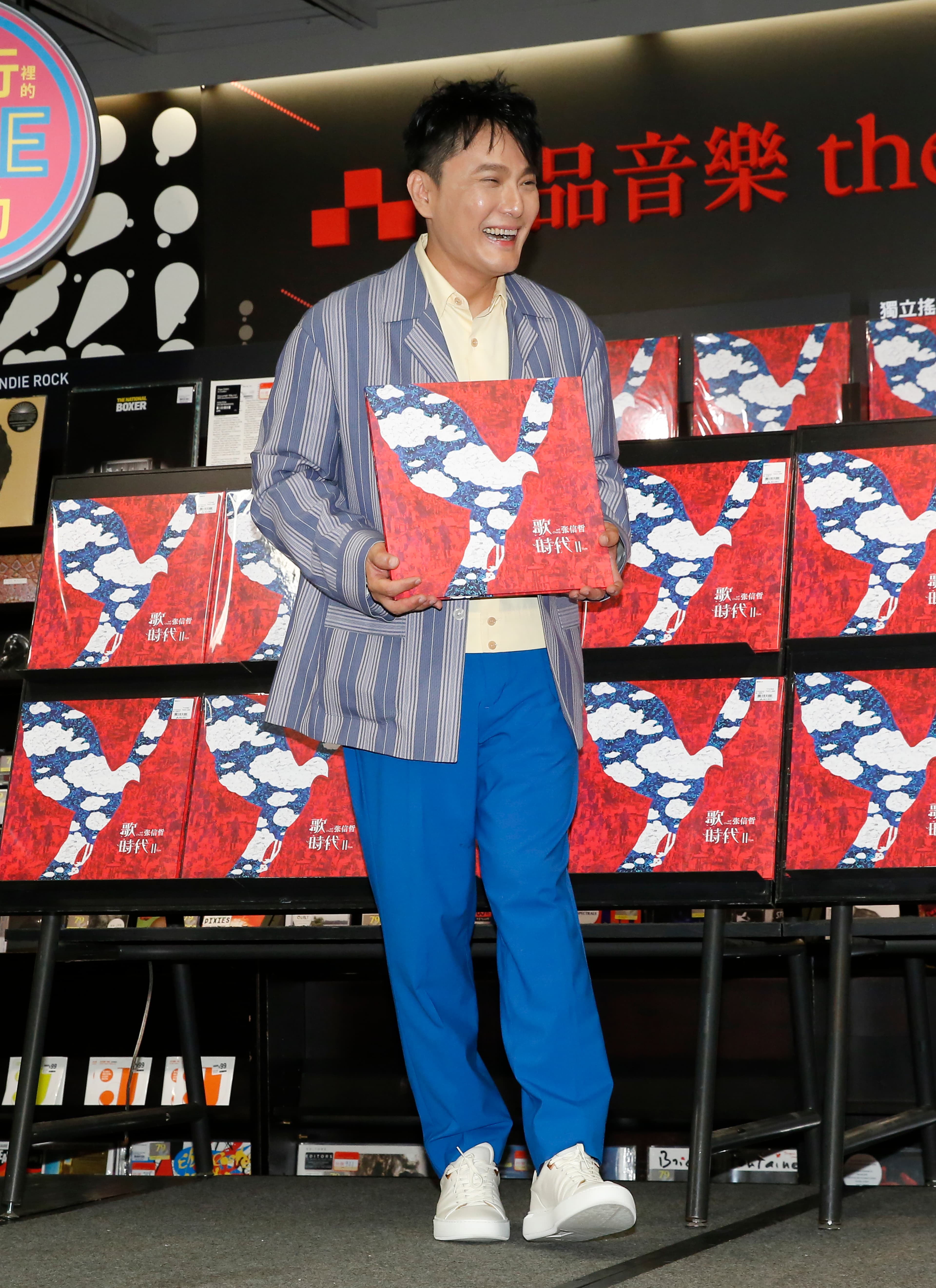 張信哲推出新專輯《歌時代II》後,《未來式》巡迴演唱會也將起跑,工作忙碌不得歇。