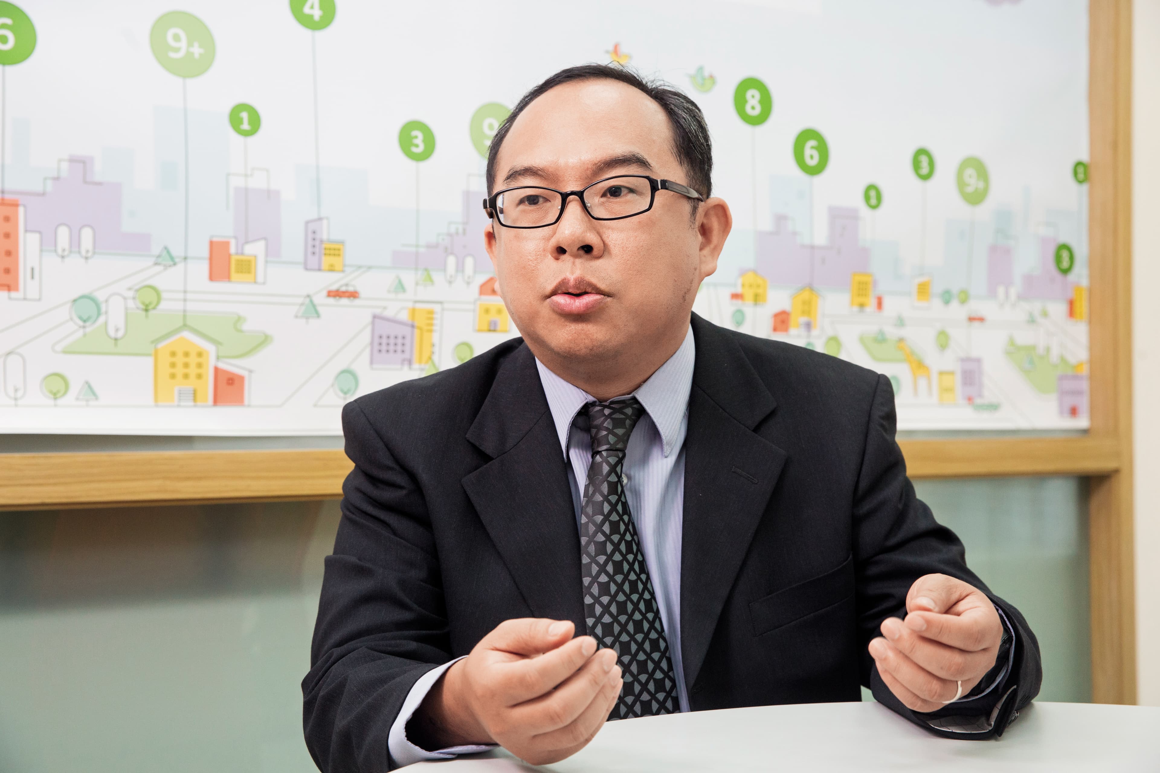 屋比趨勢研究中心總監陳傑鳴建議,購屋前善用房屋比價網等資訊,能大概看出行情與底價。