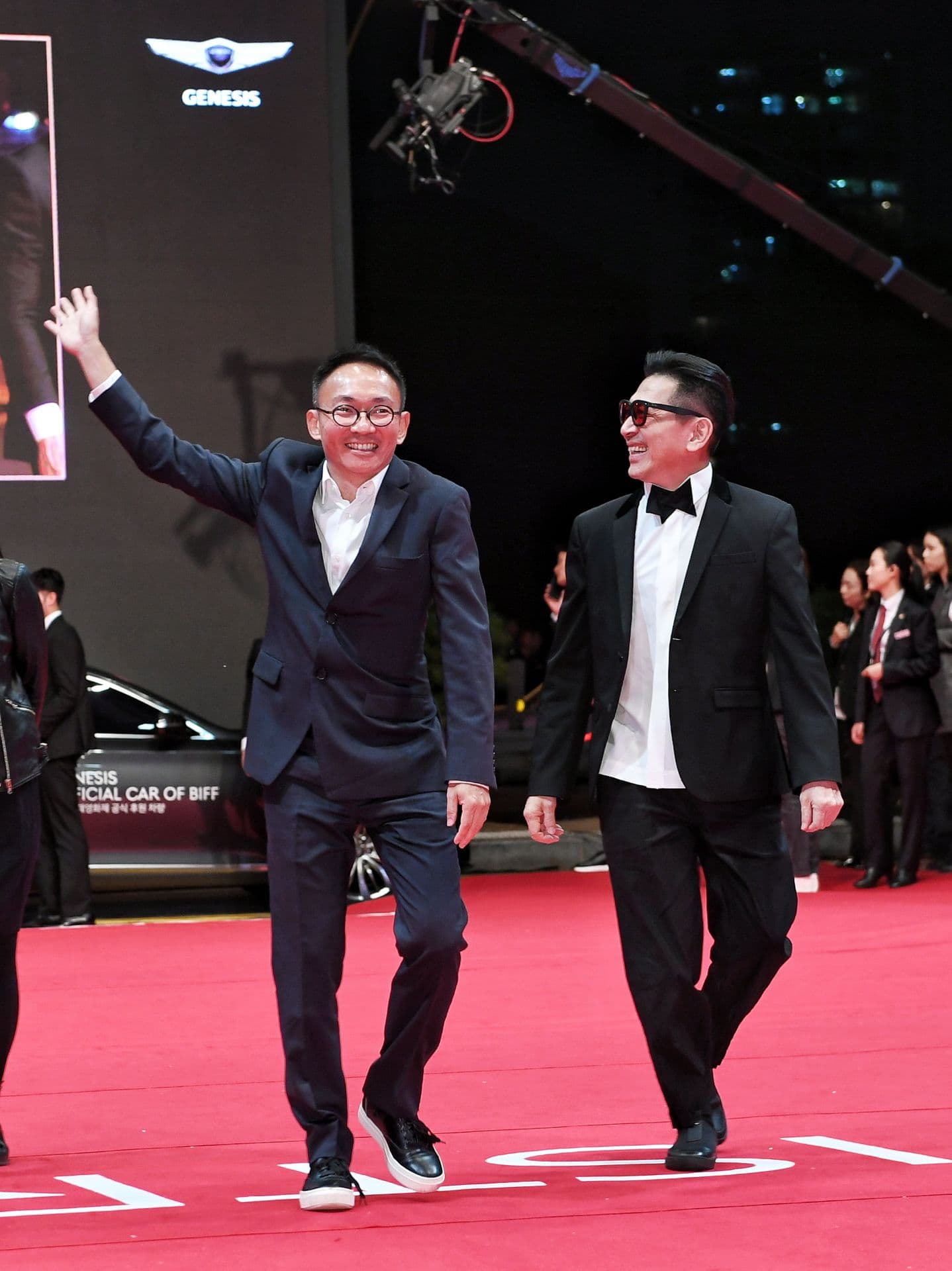 導演何蔚庭及演員高捷(右)在紅毯時,開心接受歡呼。(牽猴子整合行銷提供)