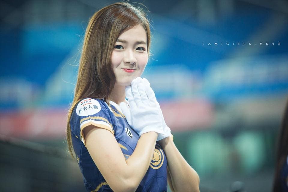 LamiGirls籃靖玟(籃籃)來到《娛樂嘿新聞》直播現場,宣傳新單曲〈Love Me More〉。(翻攝自籃靖玟(籃籃)臉書)