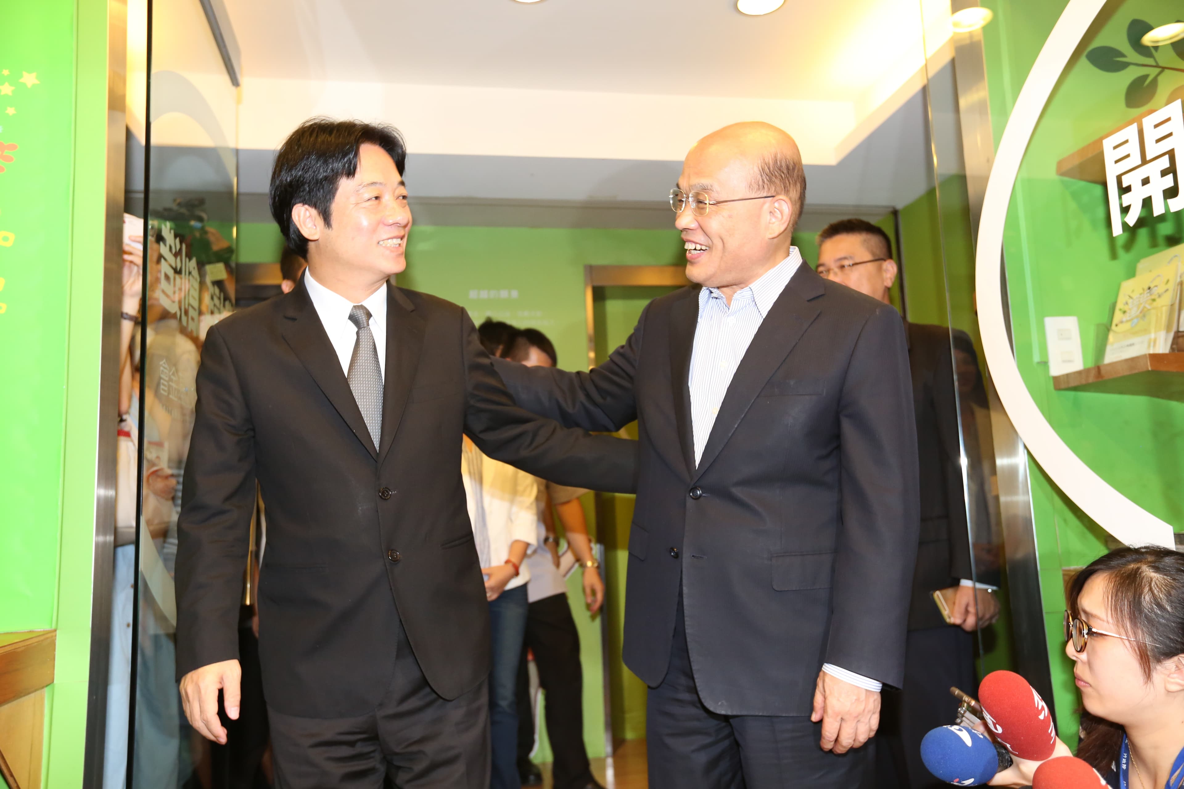 賴清德為萬里子弟,蘇貞昌則為過去的台北縣長,侯辦批賴揆此時提出交換說把公共政策當選舉伎倆是卑鄙用意。