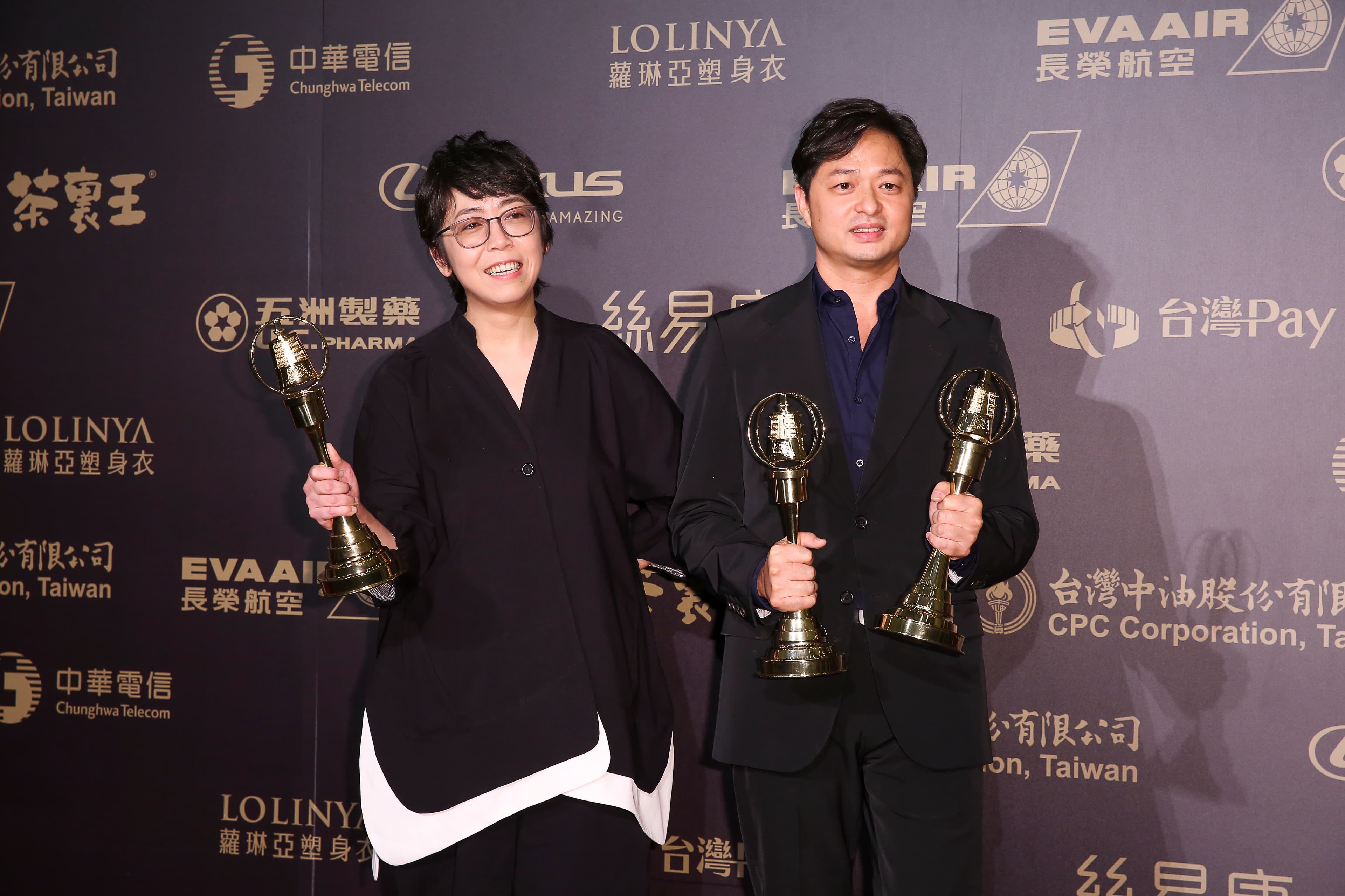 《他們在畢業的前一天爆炸2》在金鐘獎贏得最佳迷你劇集與最佳導演鄭有傑（右）。
