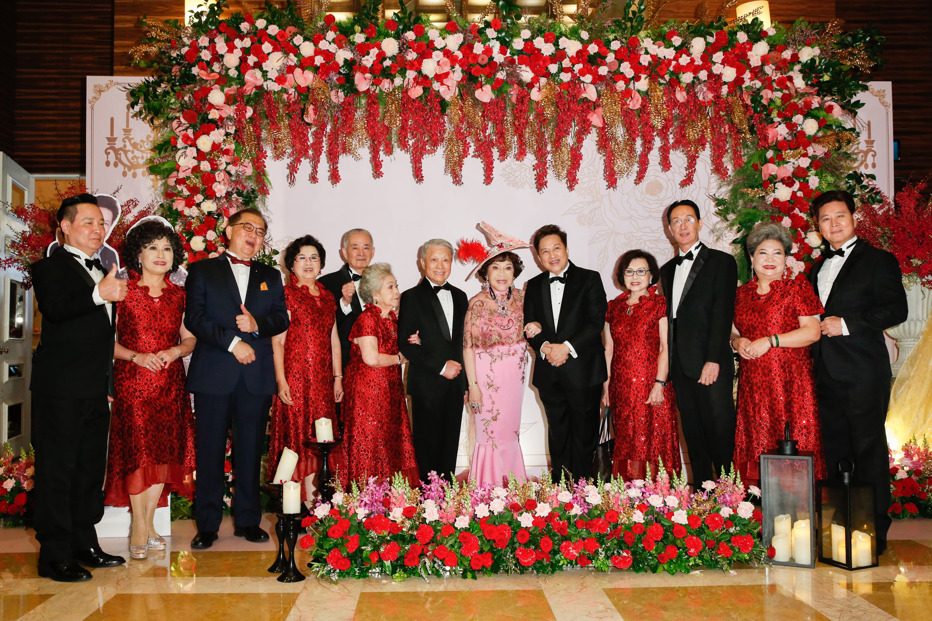 阿姑和李朝永,以及他們加起來超過500歲的伴娘伴郎團。
