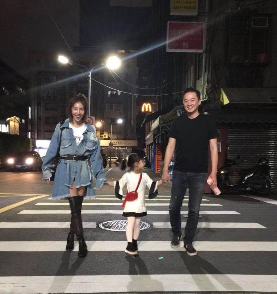 楊謹華po出一張與男友牽起小女孩的合照,網友留言大讚「畫面真美,好像全家福」。(翻攝自楊謹華臉書)