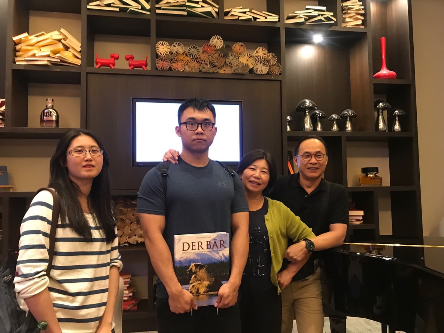 劉俊昌(右一)的大女兒(左一)、小兒子(左二)都正在澳洲求學。(宇隆科技提供)