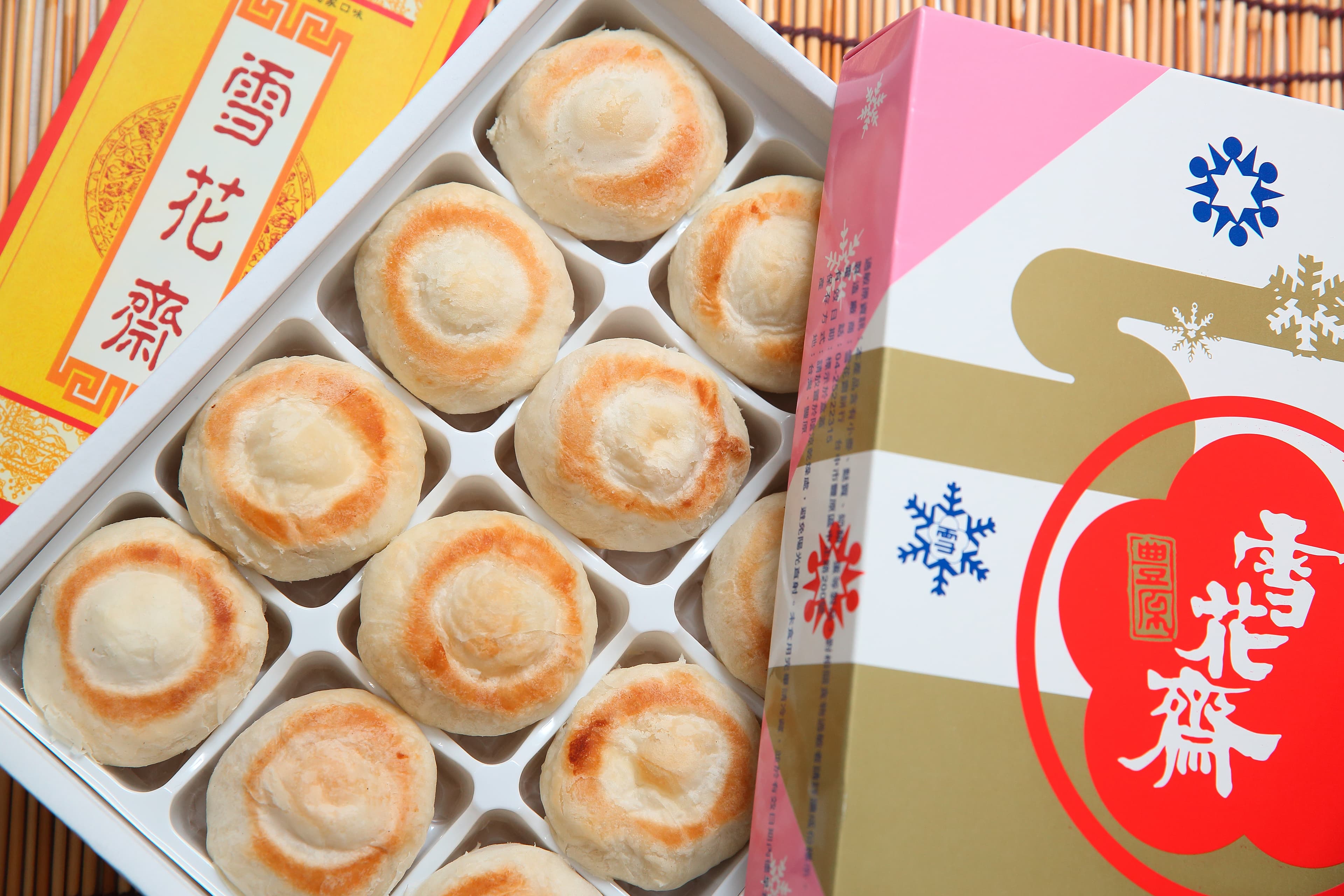 白豆沙個頭只比一般蛋黃酥大一點，黃澄澄的圈狀烤色為特徵。（420元/12入盒裝）