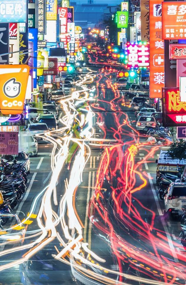 在頭份中正路上以Nikon Z7拍出的車軌照。(第四維度臉書)