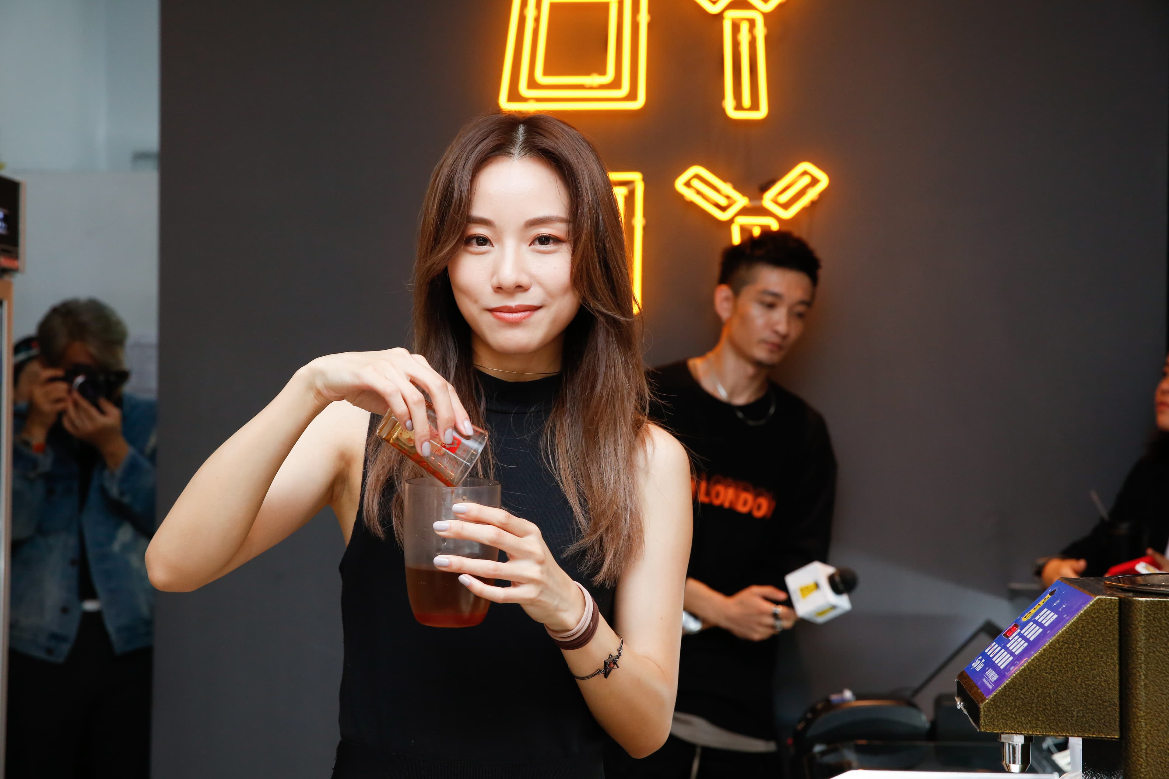 鄧麗欣現場示範製作手搖飲,她說店裡所有飲料她都試過了。