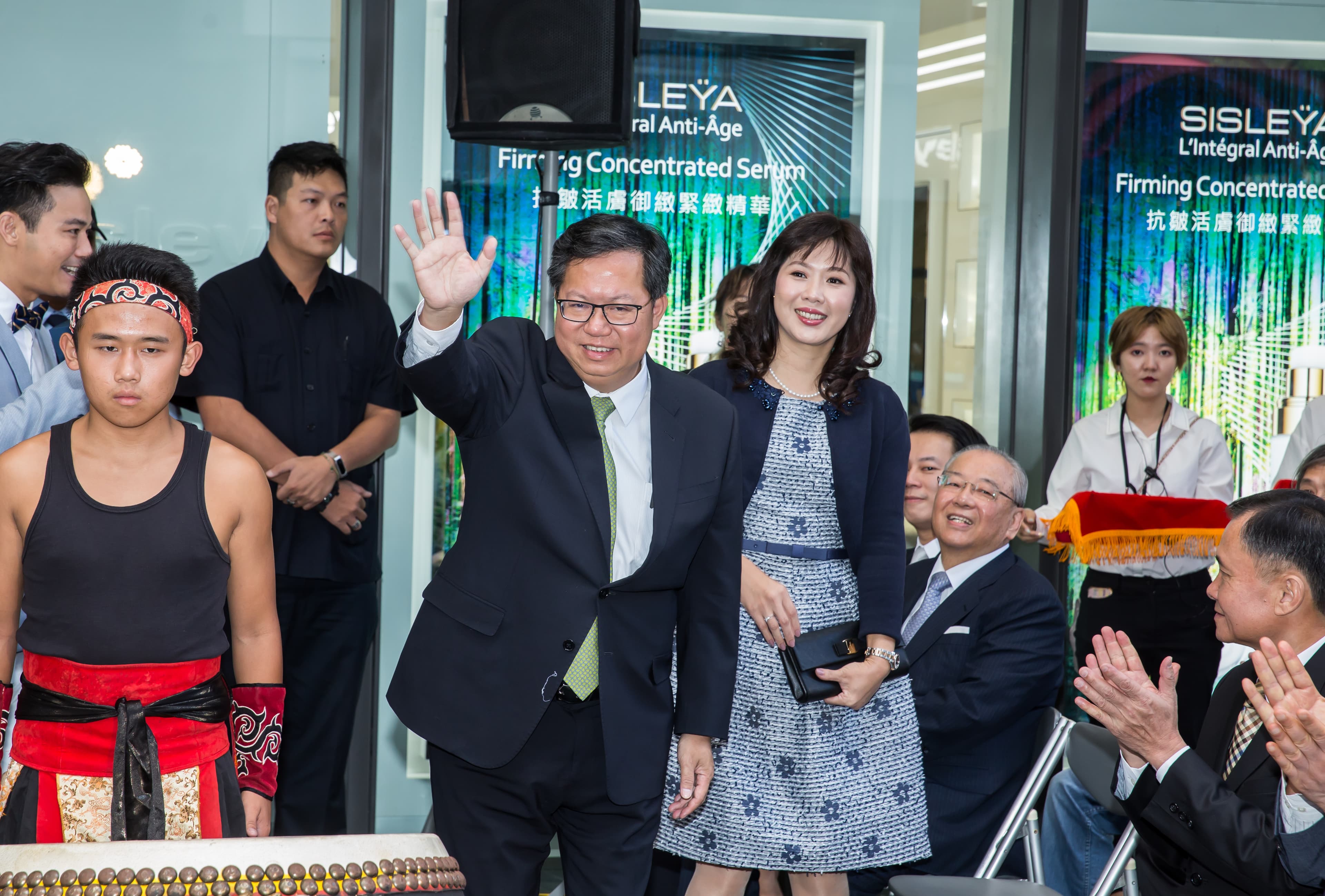 推動站前商圈都更的桃園大家長鄭文燦也出席力挺。
