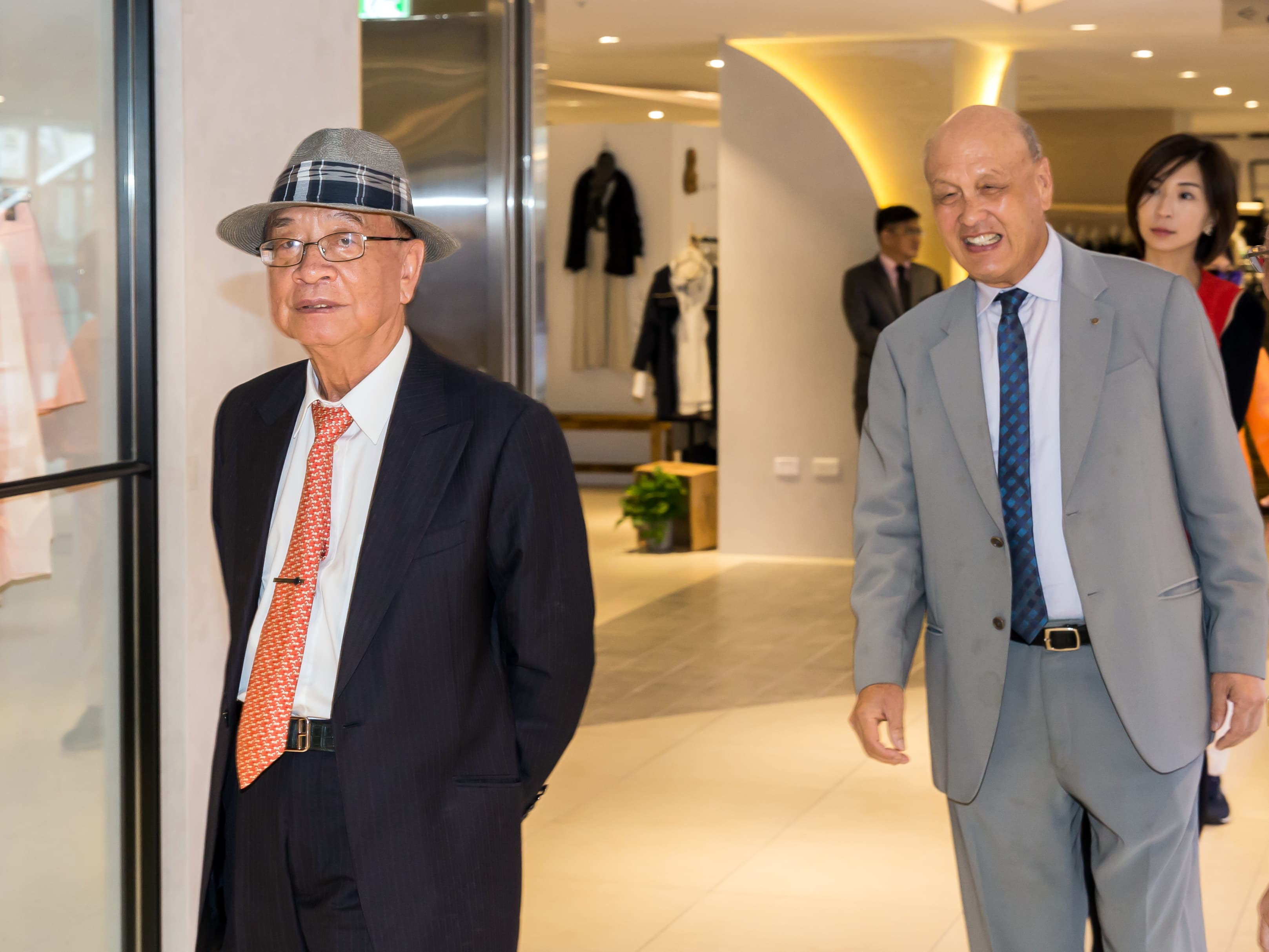 統領廣場重新開幕當天,創始股東王明德(右)也到場祝賀。左為開創統領事業的翁俊治。