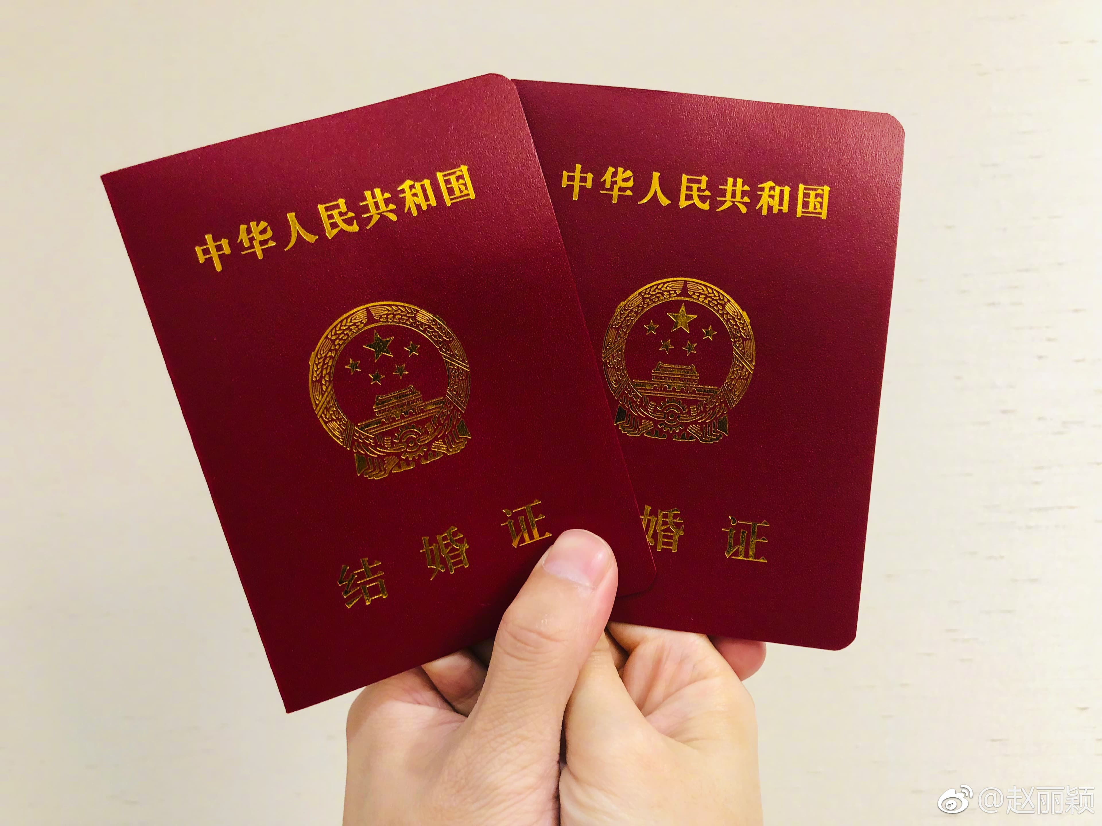 趙麗穎在微博曬出和馮紹峰的結婚證。(翻攝自微博)
