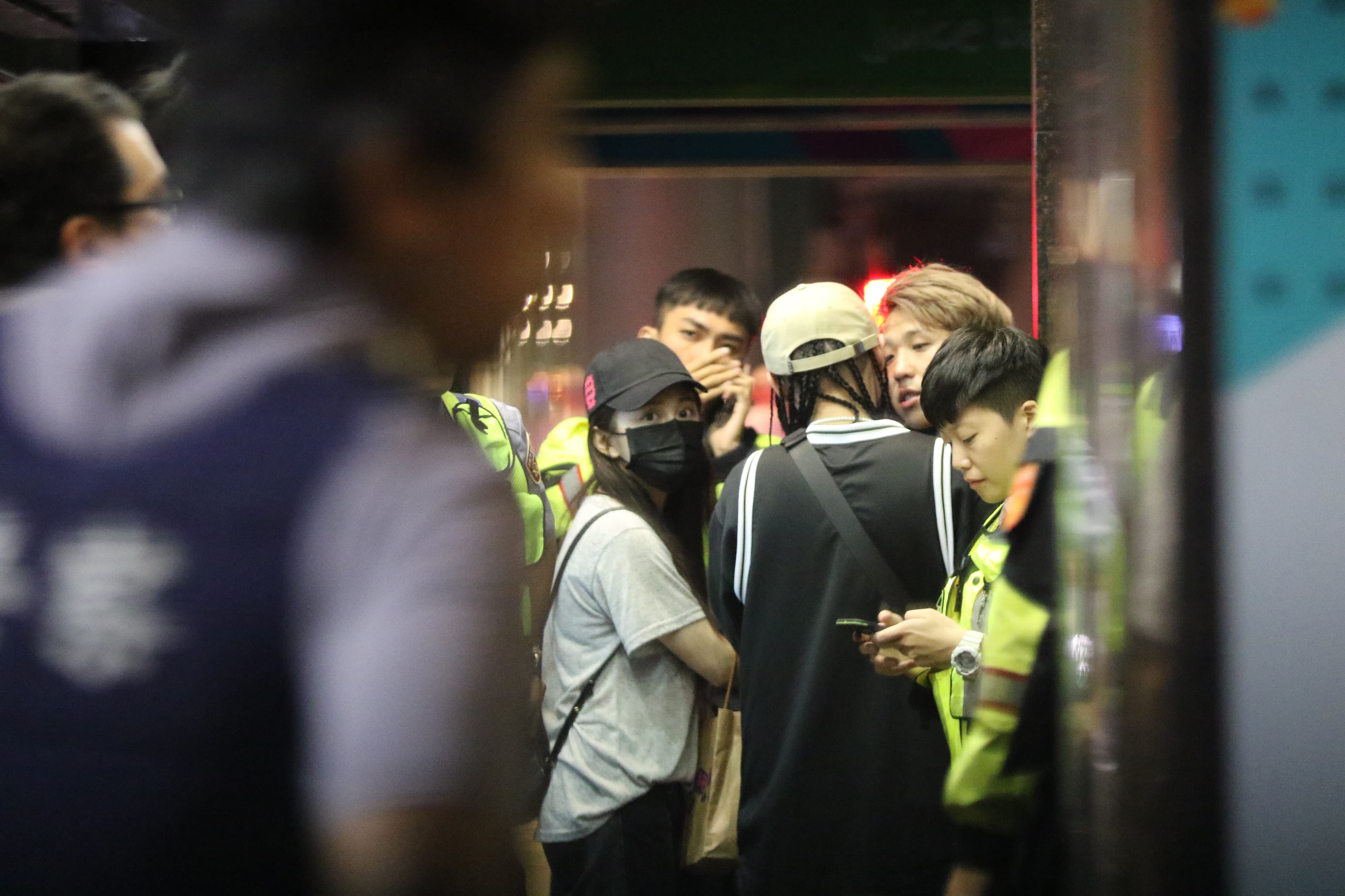 篠崎泫捲進大根的流血鬥毆現場，她站得距離很近很近。（本刊資料照）