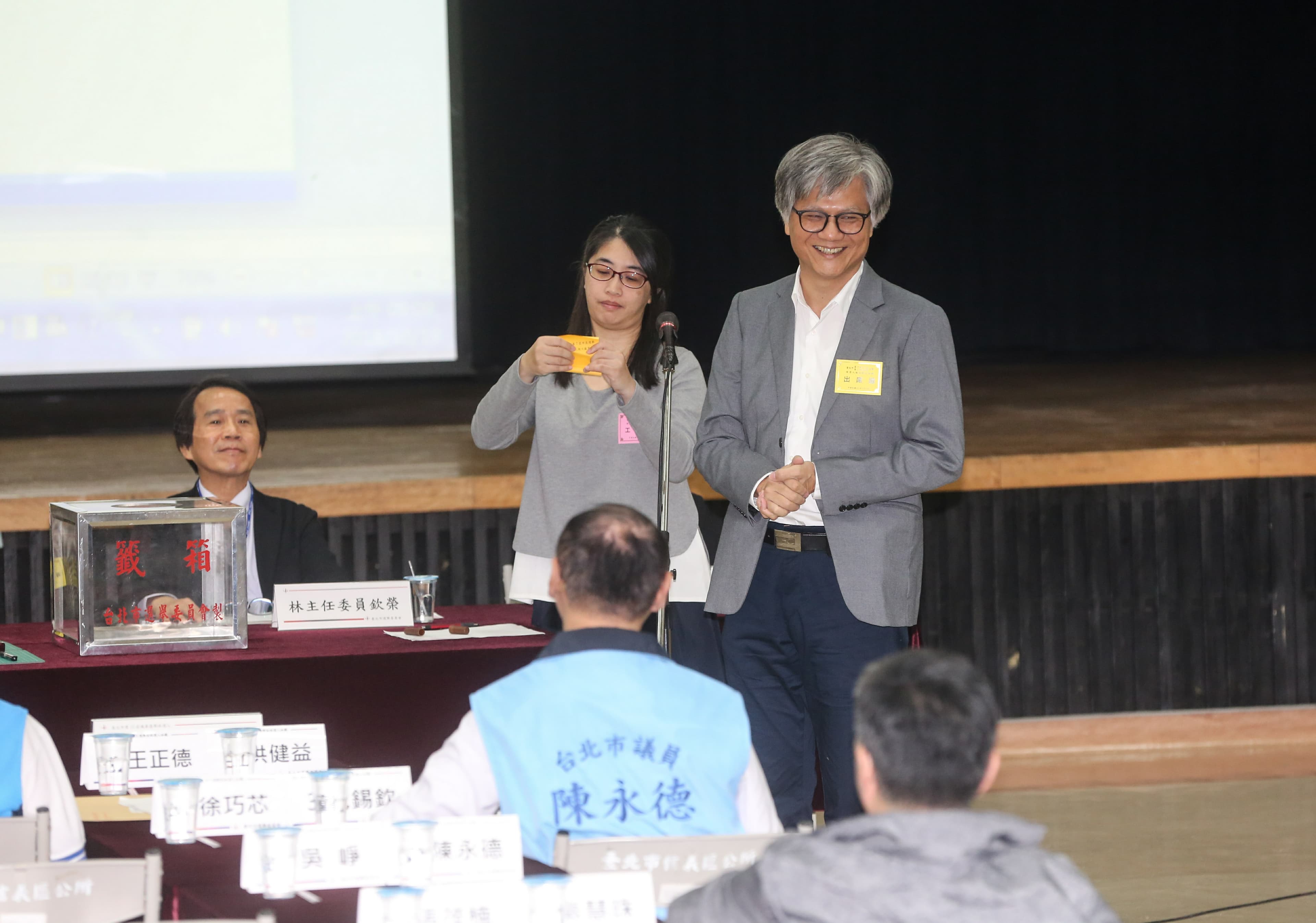 1號由無黨籍台北市長參選人吳蕚洋抽中。