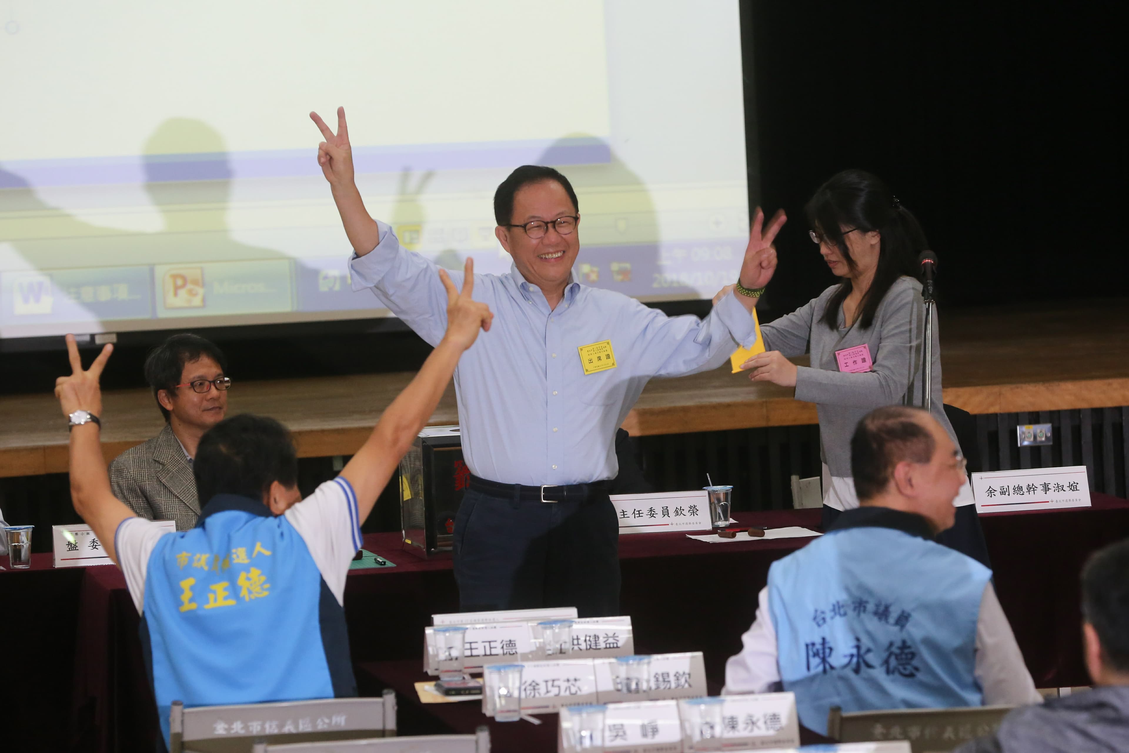 國民黨參選人丁守中抽中2號,比出勝利手勢。