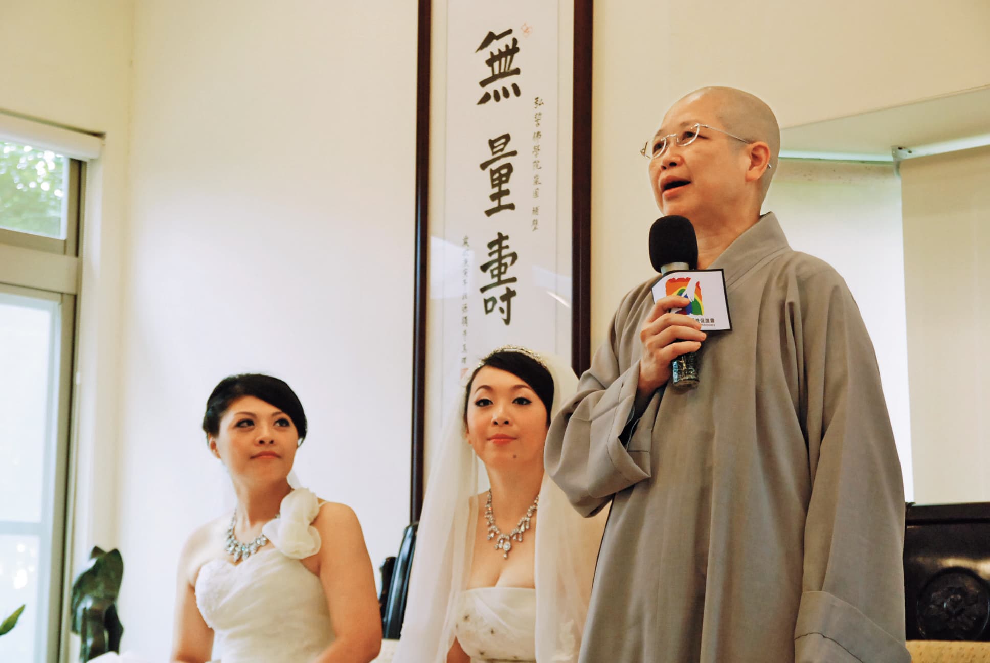 2012年釋昭慧為黃美瑜(左)、游雅婷(右)主持第一場女同志佛化婚禮,轟動國際。(黃美瑜提供)