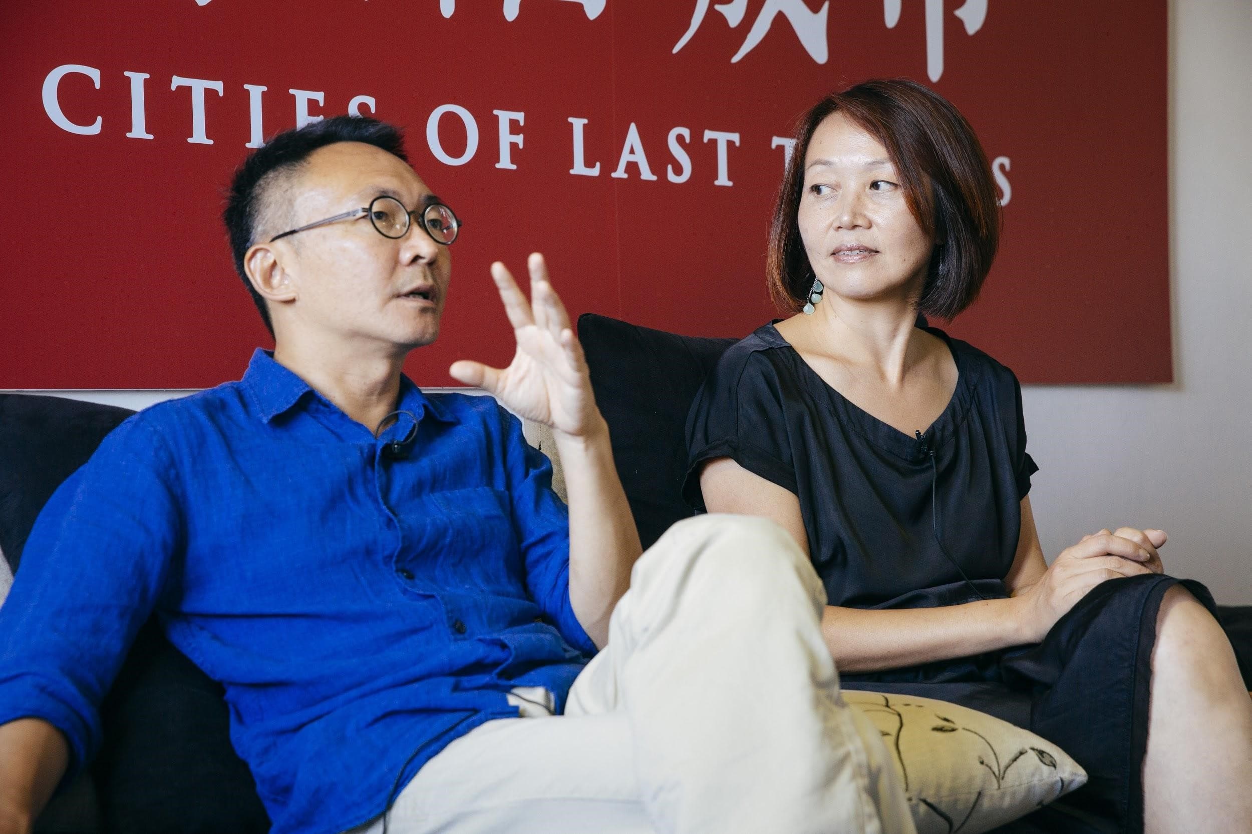 《幸福城市》監製胡至欣（右）是導演何蔚庭的妻子、也是版畫家，兩人是生活與工作的好夥伴。