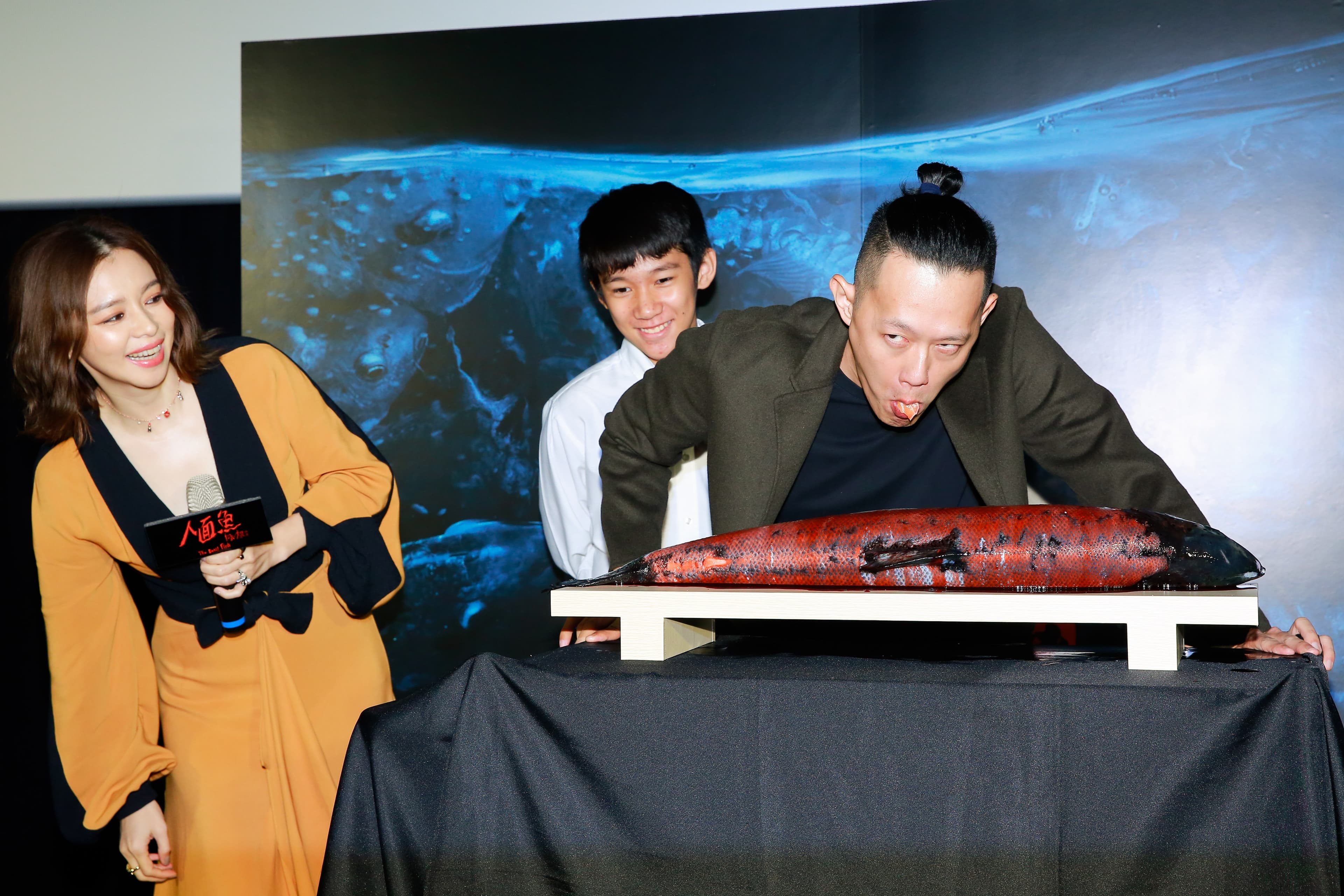 徐若瑄使出逆襲絕招,逼導演莊絢維吞生魚片,還自居導演要求各個角度都要拍到,自己終於報了「怨婦之仇」。