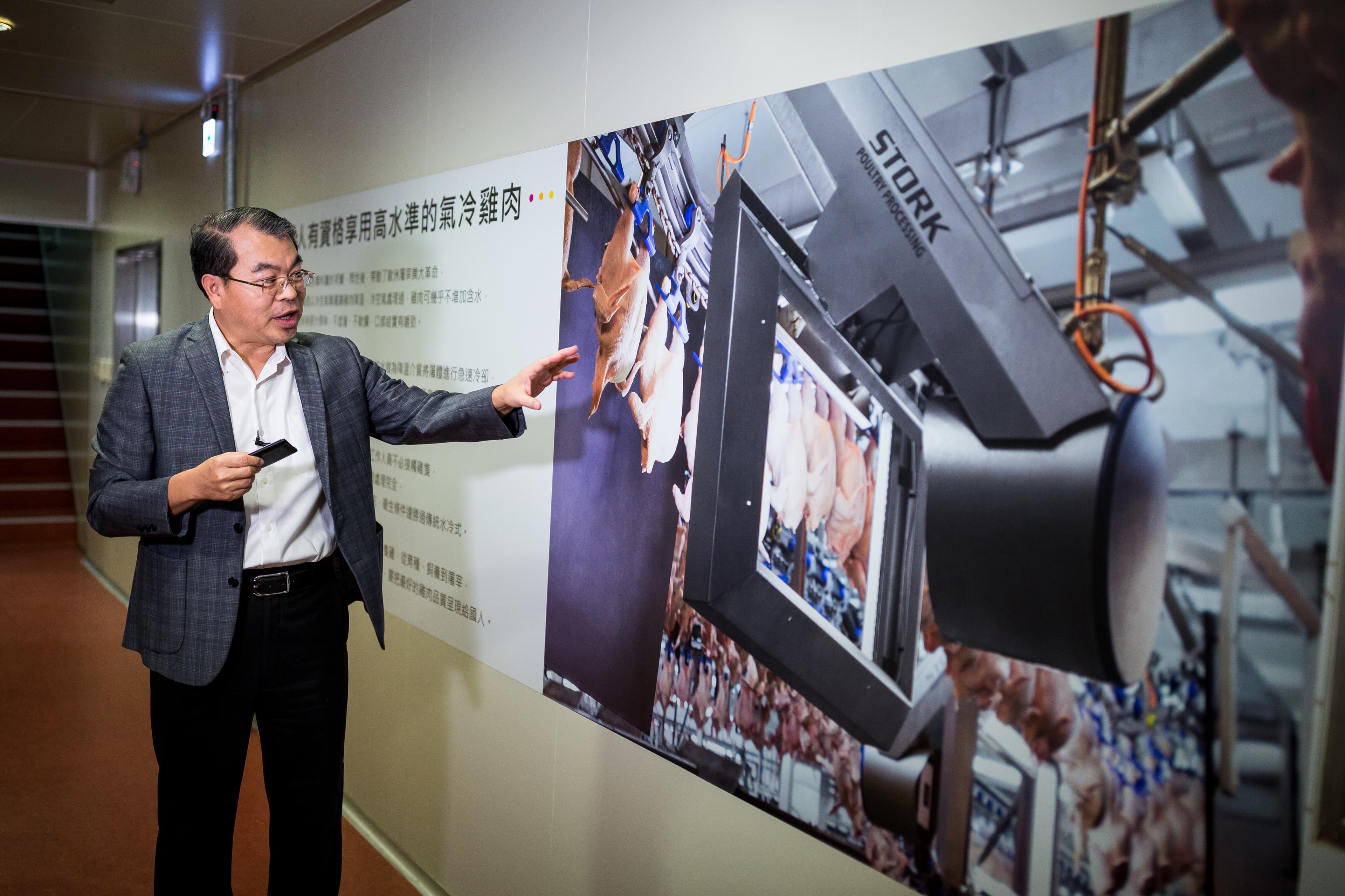 洪堯棟說洽富引進國內首座氣冷式設備，斥資12億建屠宰場，是同業的3倍。
