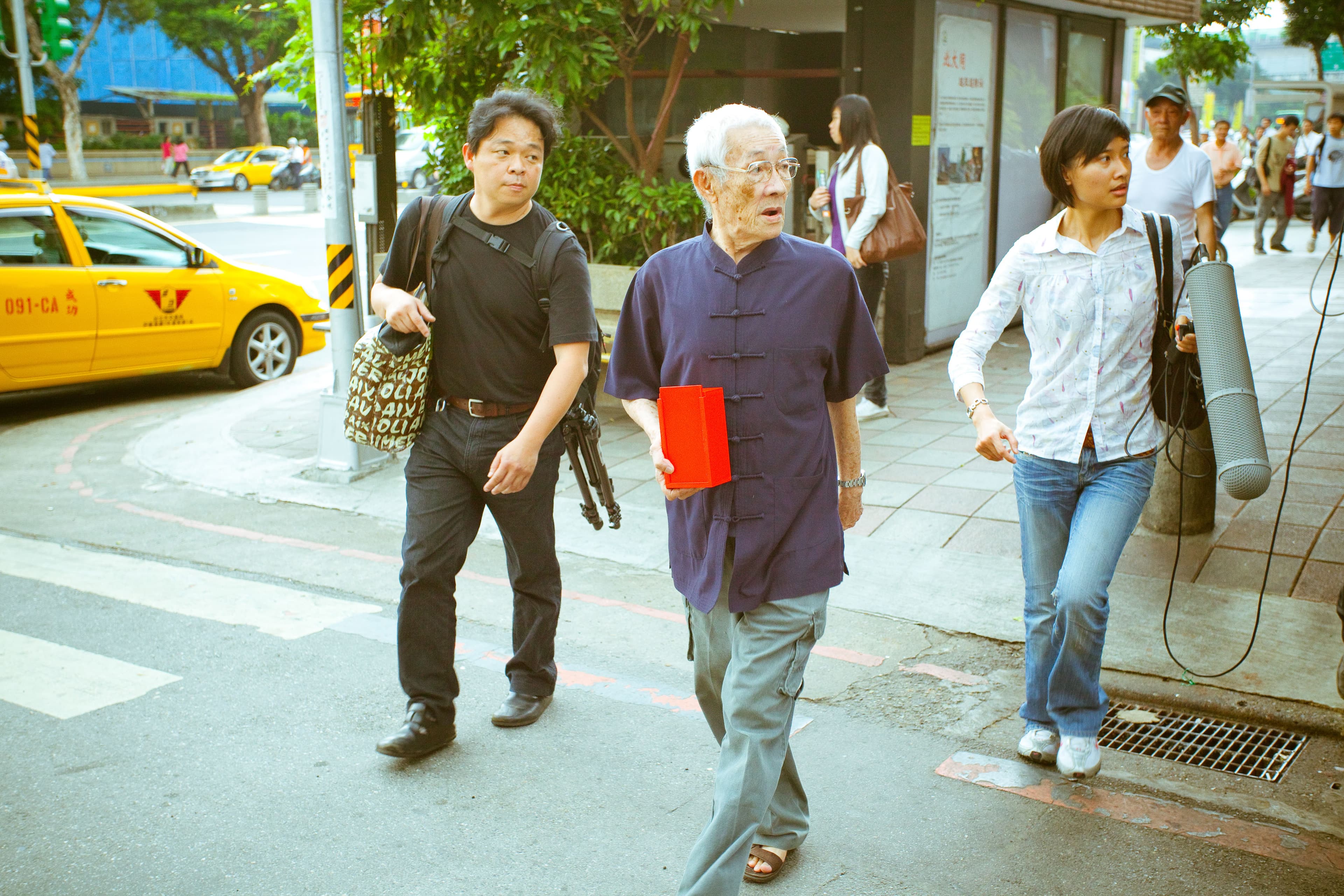 陳錫煌大師手裡捧著的紅盒子，裡面裝的就是戲神「田都元帥」，他在演出前都要向田都元帥祈求演出順利。（星泰提供）