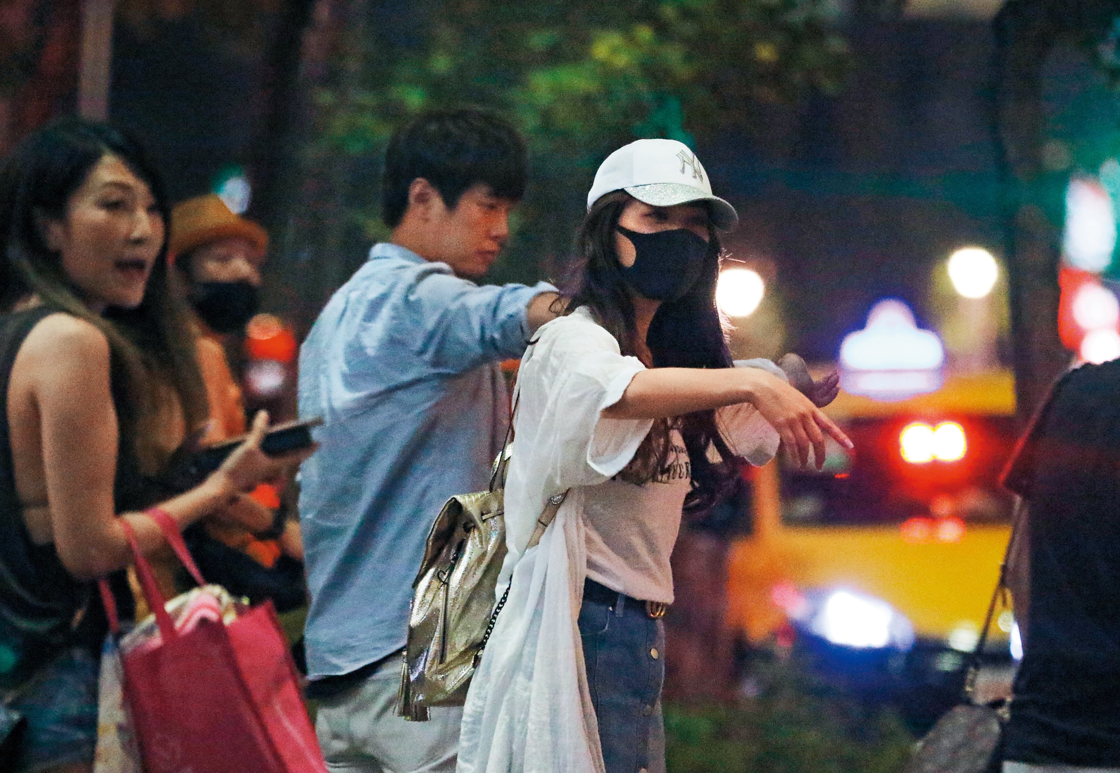 今年8月，本刊曾捕捉到白家綺（右）與吳東諺唱歌後叫車返家，白家綺隨時戴著黑色口罩，為了戀情小心翼翼。
