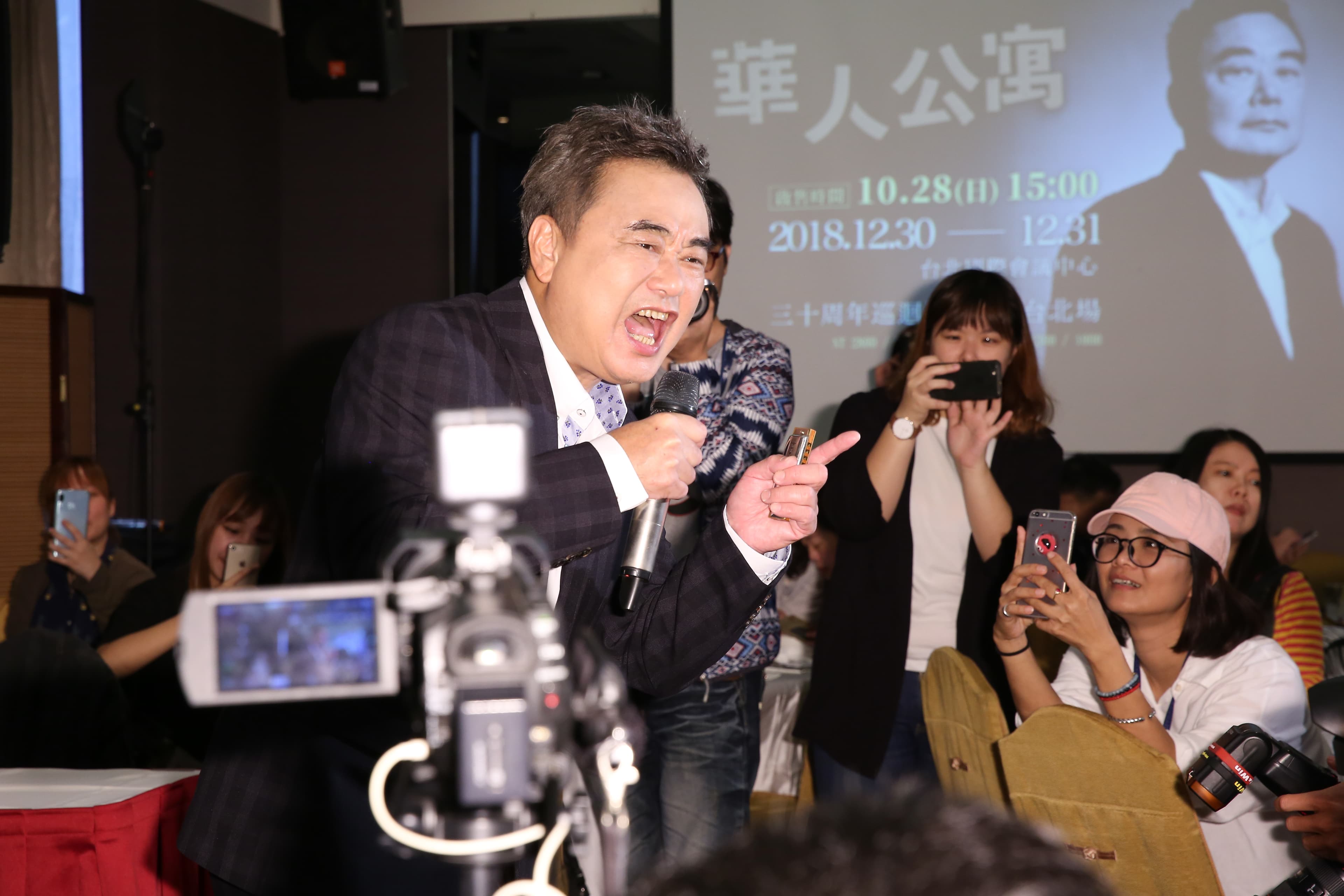 陳昇在記者會中親自獻唱〈恨情歌〉等經典,從台上嗨唱到台下。