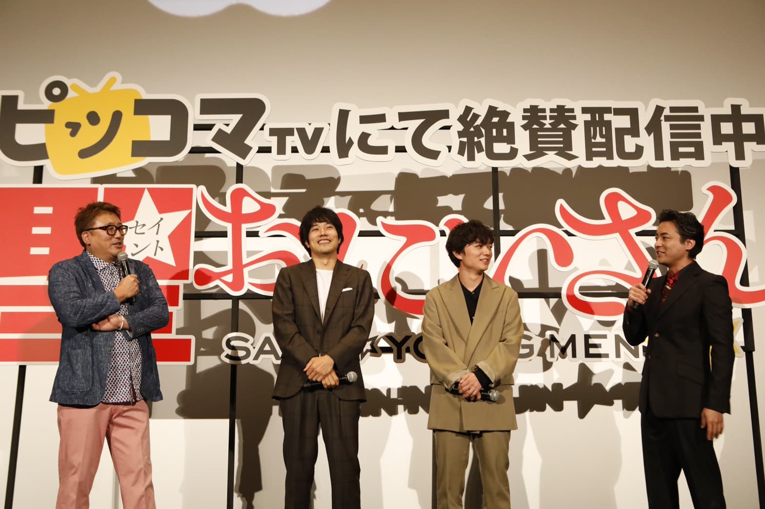 日前在東京的特映會上，監製山田孝之（右）爆料他特別去請「神」演出的過程。（甲上提供）