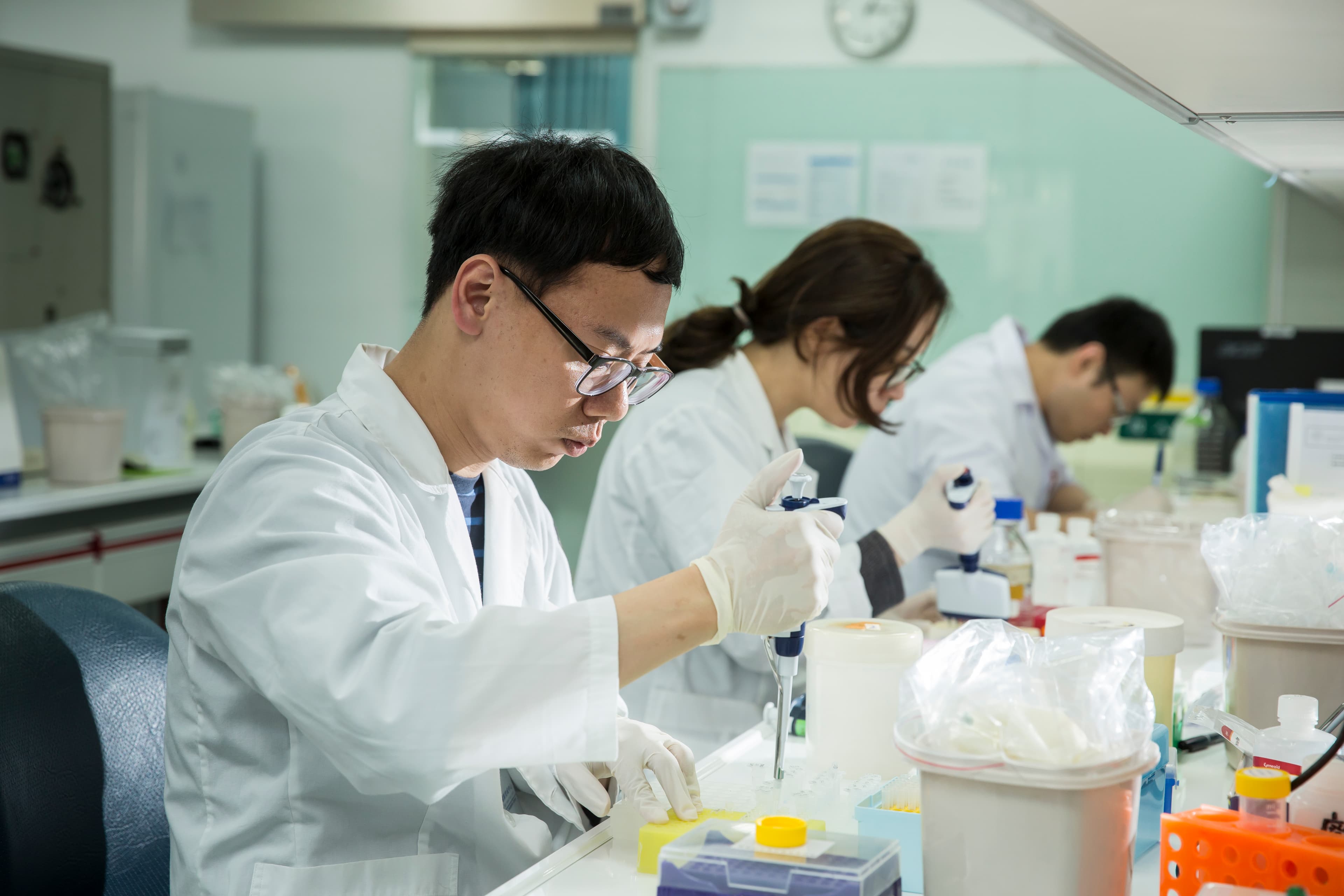 傳統組切片診斷腫瘤需通過穿刺或手術等侵入方式取得組織做檢驗,而精準醫療的新武器是非侵入性癌症基因檢測。