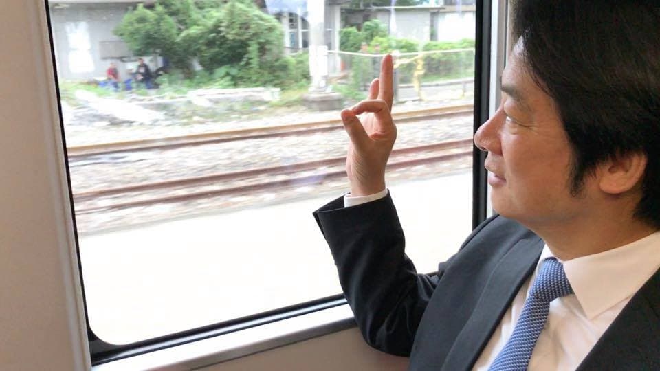 行政院長賴清德24日清晨搭乘普悠瑪號前往花蓮，還比出OK手勢。（翻攝賴清德臉書）