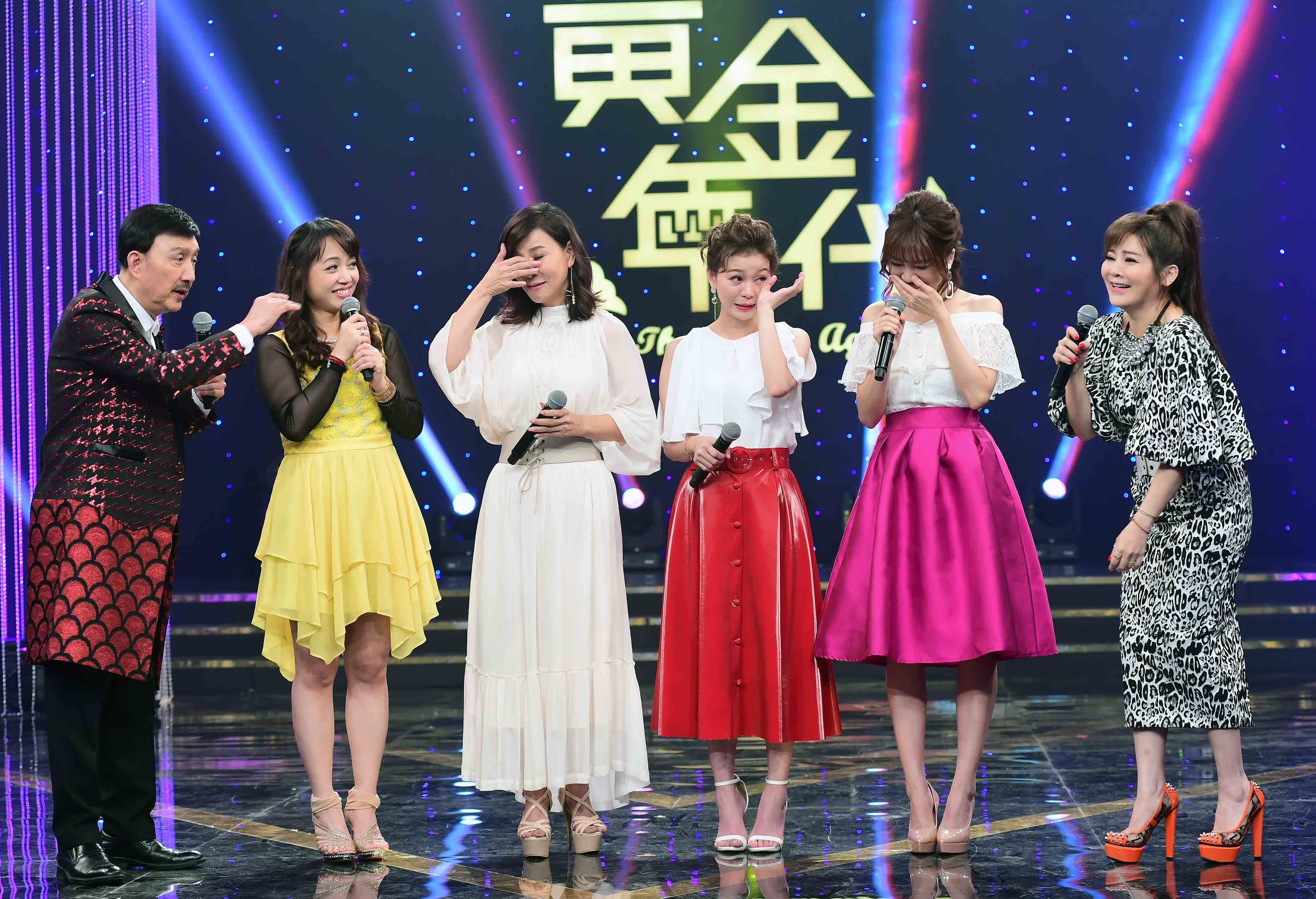 眾女歌手上《黃金年代》分享人生挫折,結果大家哭成一團。(華視提供)