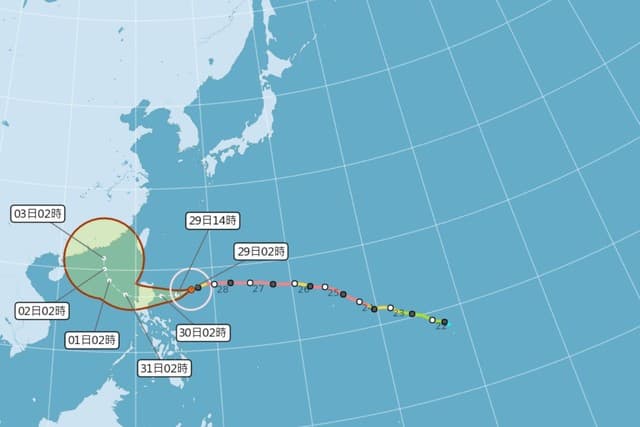 玉兔颱風將通過菲律賓呂宋島。(取自中央氣象局)