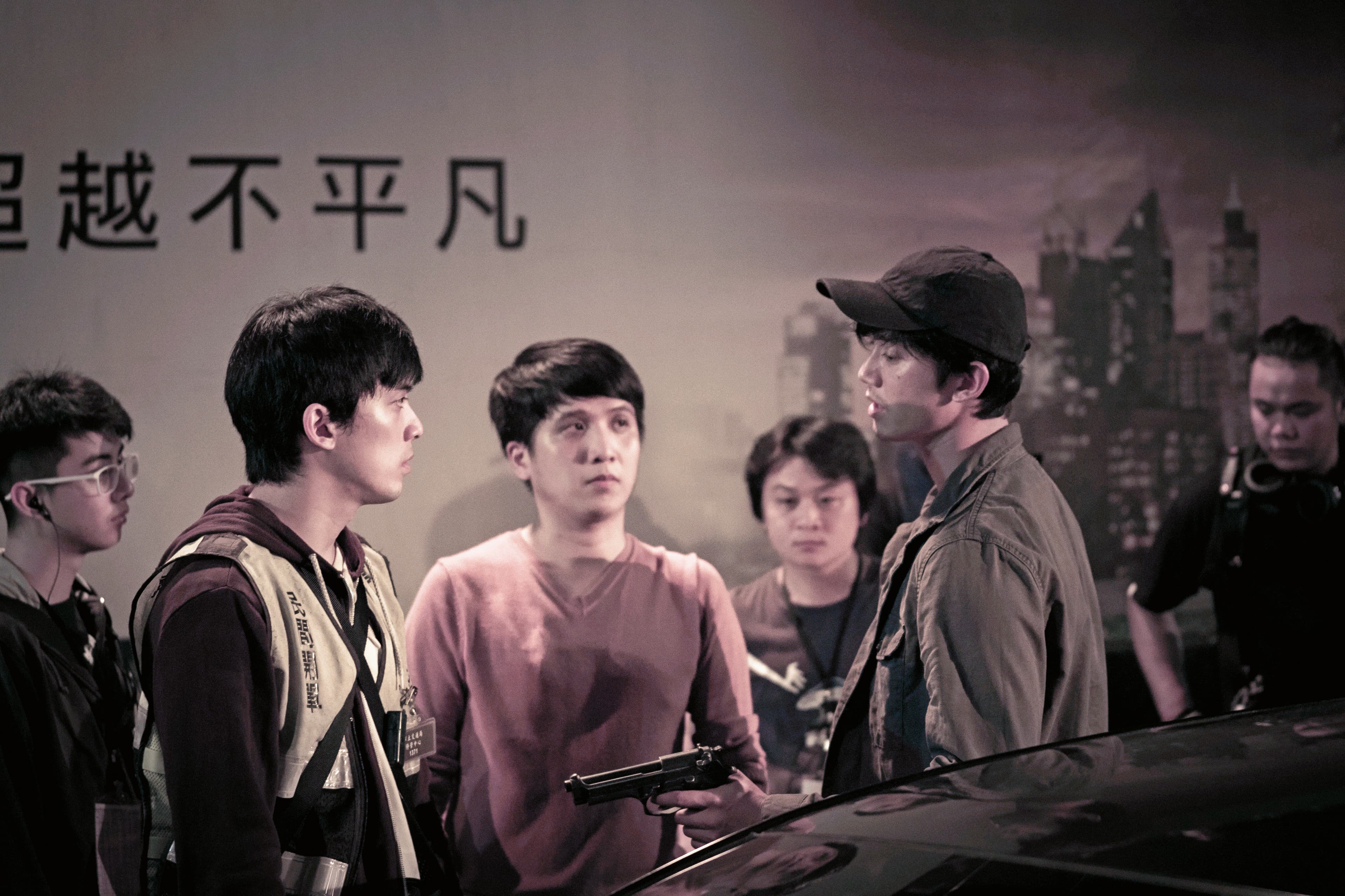洪子烜(左三)導戲時,十分在意主角吳慷仁(右一)與林哲熹(左二)的現場溝通。(貴金影業提供)
