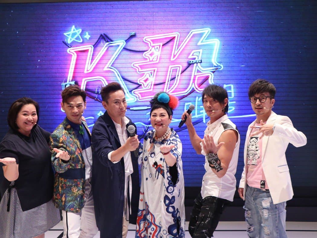 《K歌大明星》號稱每集製作費300萬元,卻被網友譏「布景勝過內容」。(中視提供)