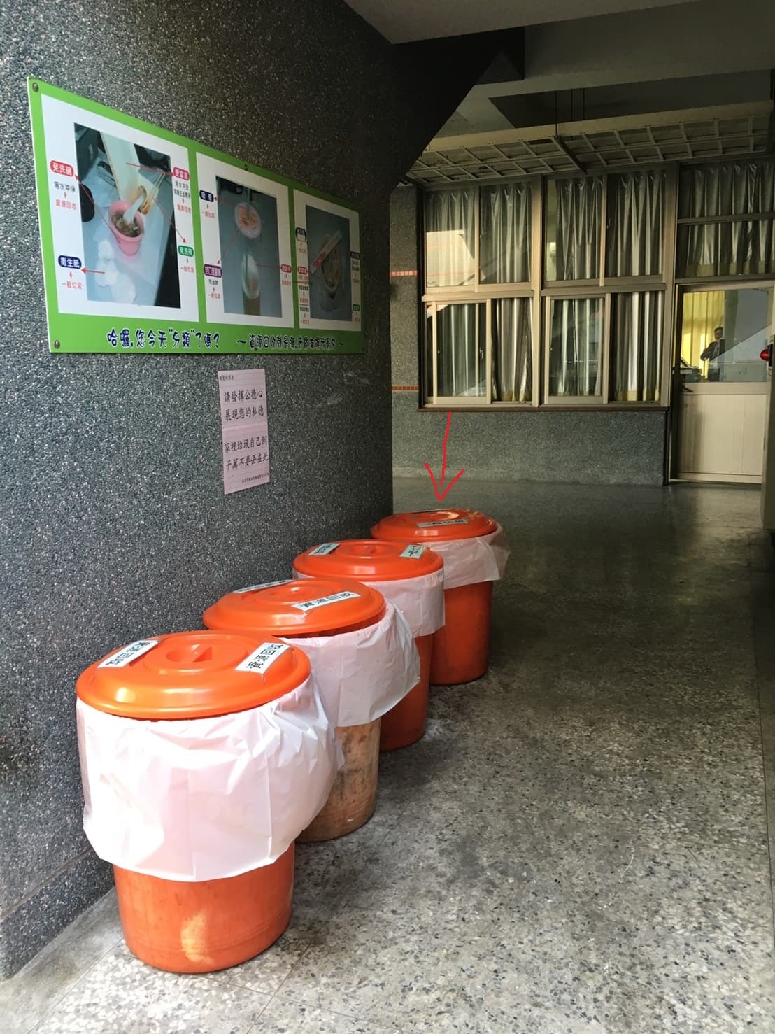 嫌犯帶著警方在走廊最裡面的垃圾桶找到死者拖鞋和一件不屬於死者的牛仔外套 。(警方提供)