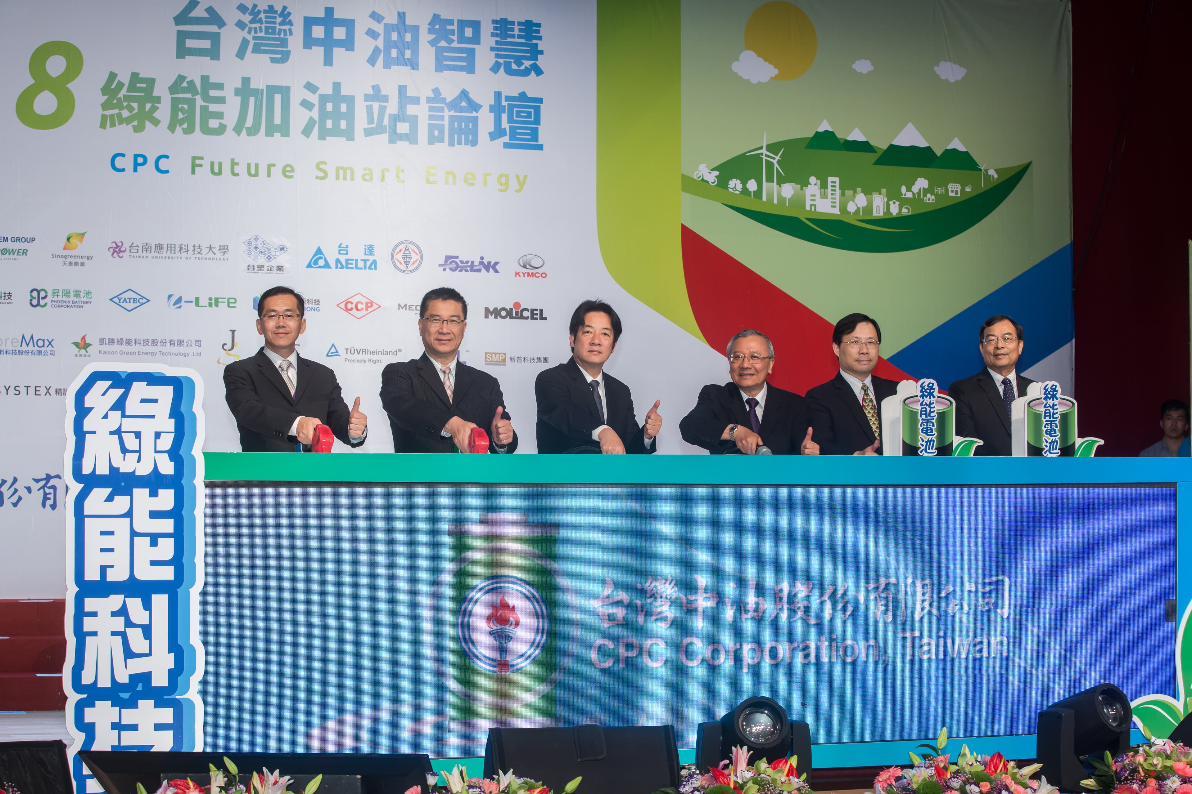 行政院長賴清德宣示,2035年,台灣要全面汰換燃油機車,引爆國內電動機車大戰。