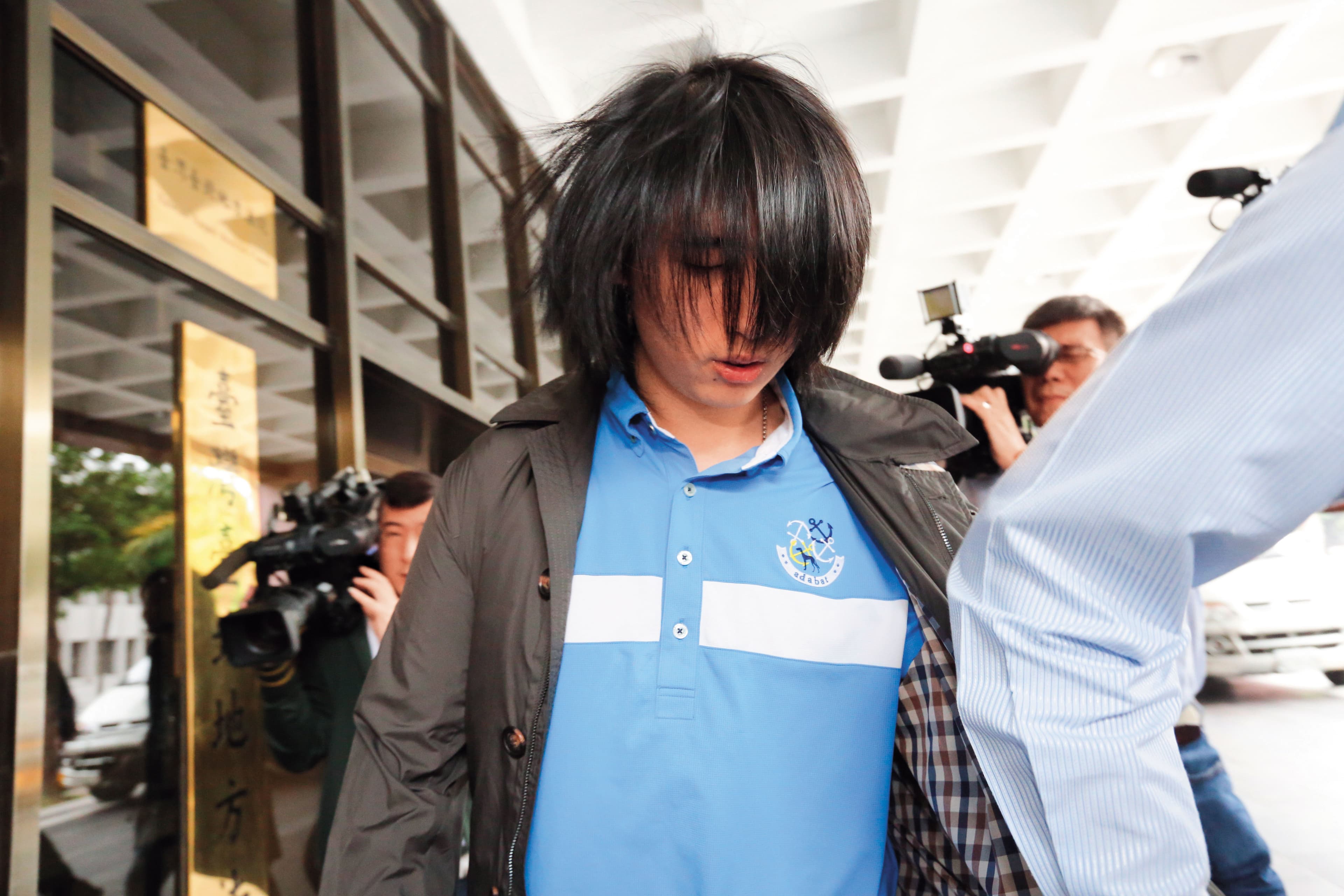 王文洋的19歲兒子王泉力出庭挺母親呂安妮,強調不去英國讀書是自己的決定。