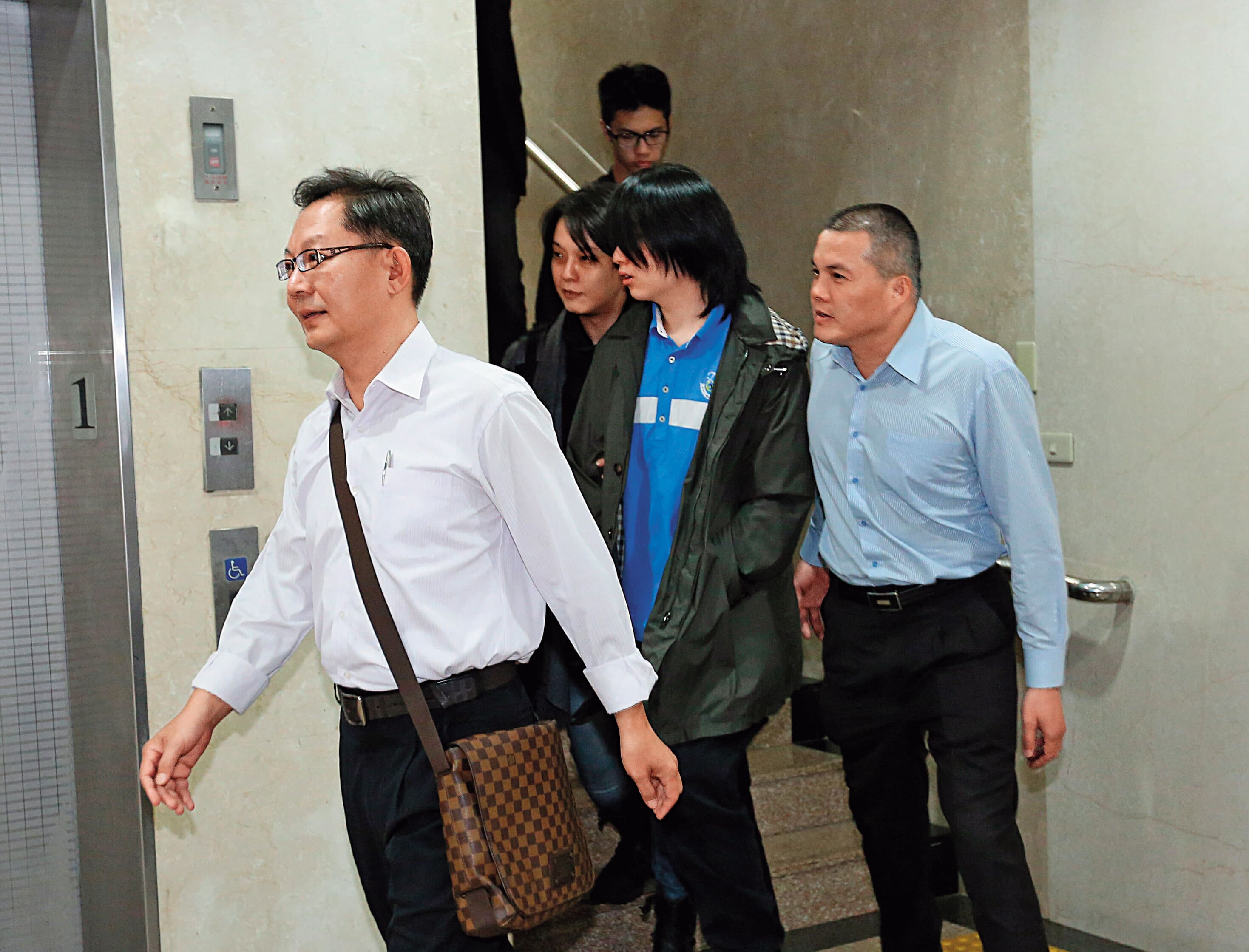 雲林台西鄉明聖宮主委林鼎勝(右)北上陪同呂安妮母子開庭,展現鄉親對她的支持。