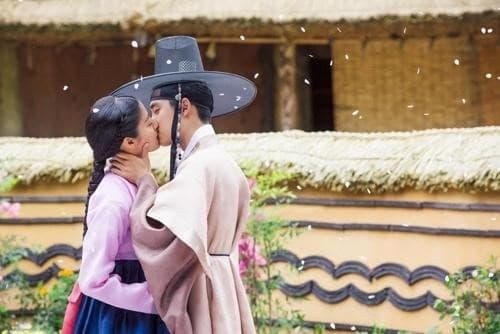都敬秀(右)、南志鉉主演的《百日的郎君》,最終回以14.412%收視率創下tvN電視劇歷年第四高的成績。(tvN提供)