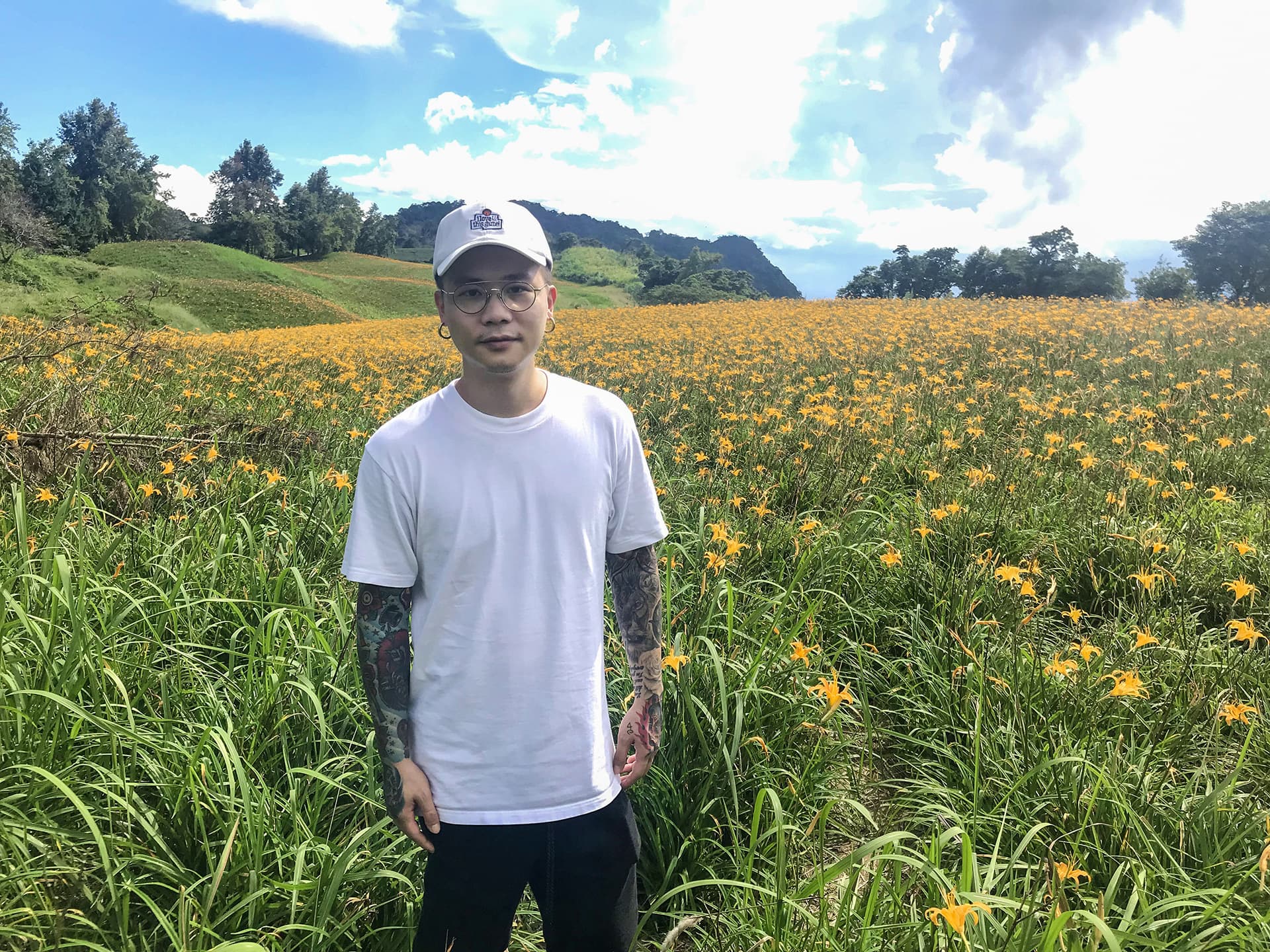 蕭秉治前往花蓮拍攝節目《蕭幫》,體驗下田除草。(相信音樂提供)
