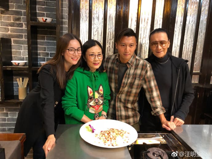 之前謝賢（右一）曾經上過謝霆鋒的節目，汪明荃（左二）也在場。（翻攝汪明荃微博）