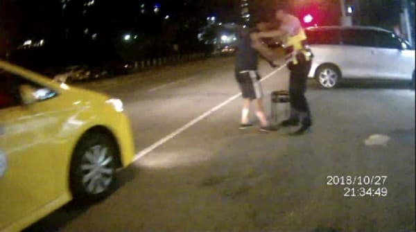 警方得知原委協助聯繫計程車搭載陳男。(警方提供)