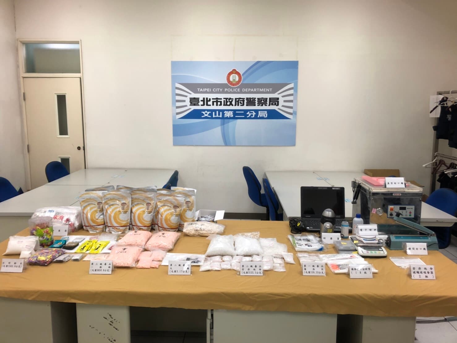 警方兵分多路前往新北市多區搜索,查獲大量1到3級毒品。(警方提供)