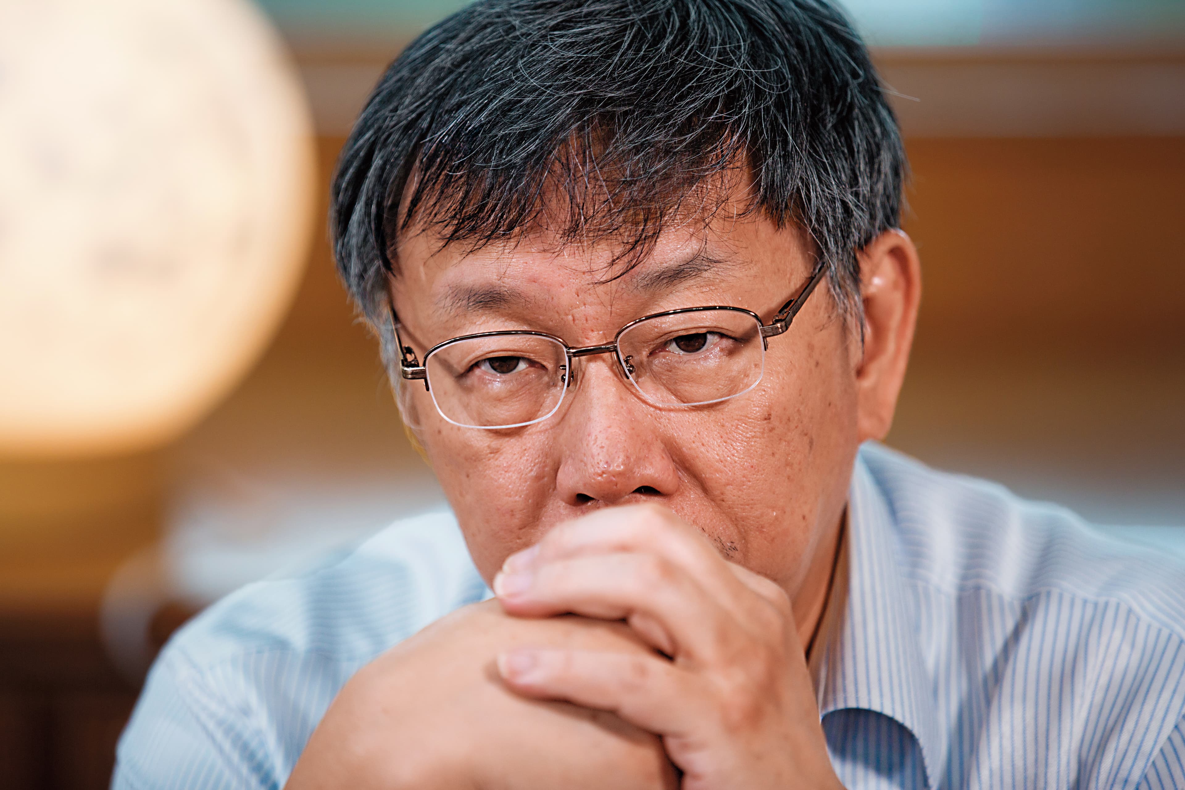 在媒體鏡頭、網路影片裡,柯文哲嬉笑怒罵、傻裡傻氣,只有在思考時,才能看見他專注而嚴肅的神情。