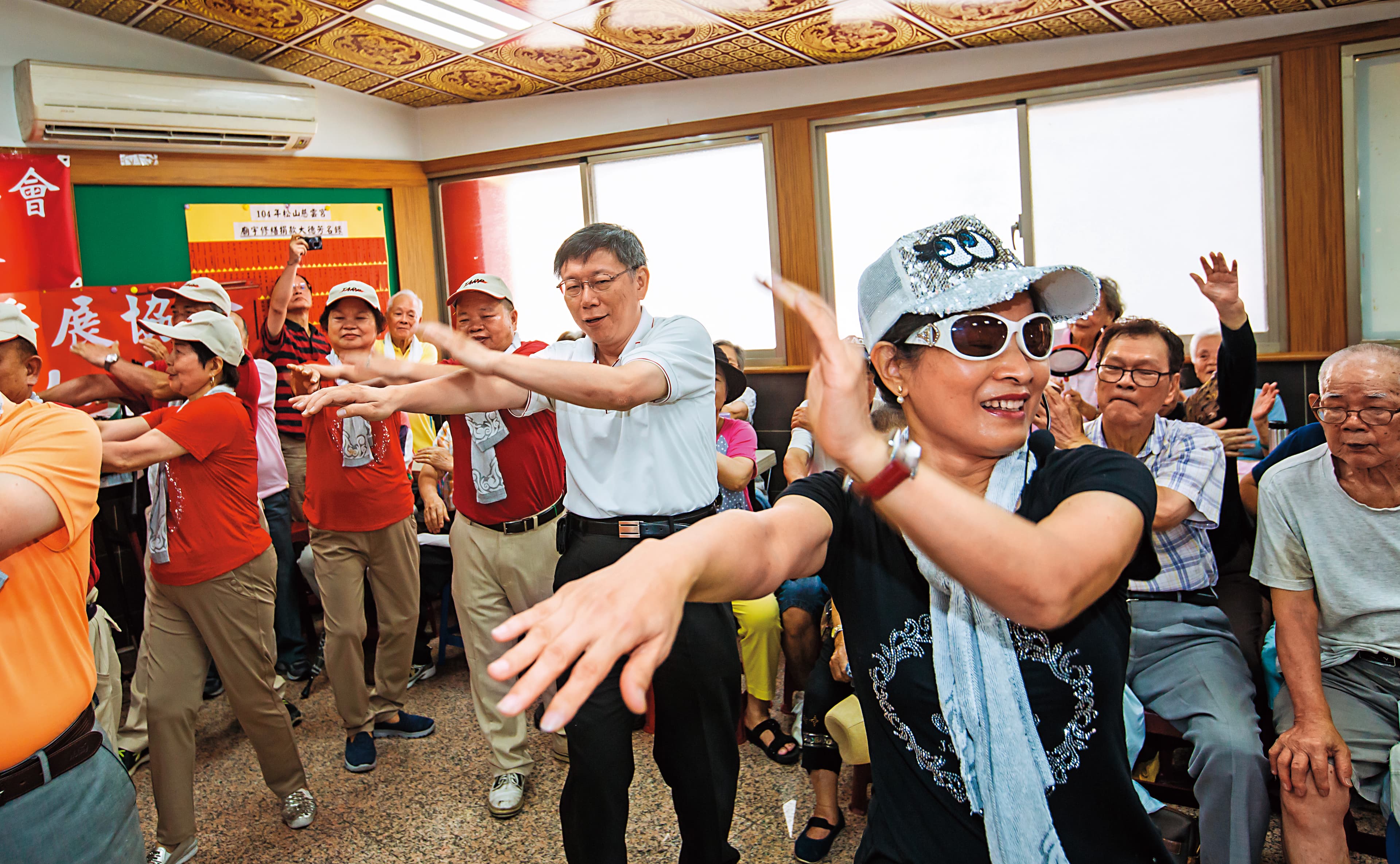 宣傳市政等同免費演員,儘管對跳舞很無奈,柯文哲仍視為工作,配合到底。
